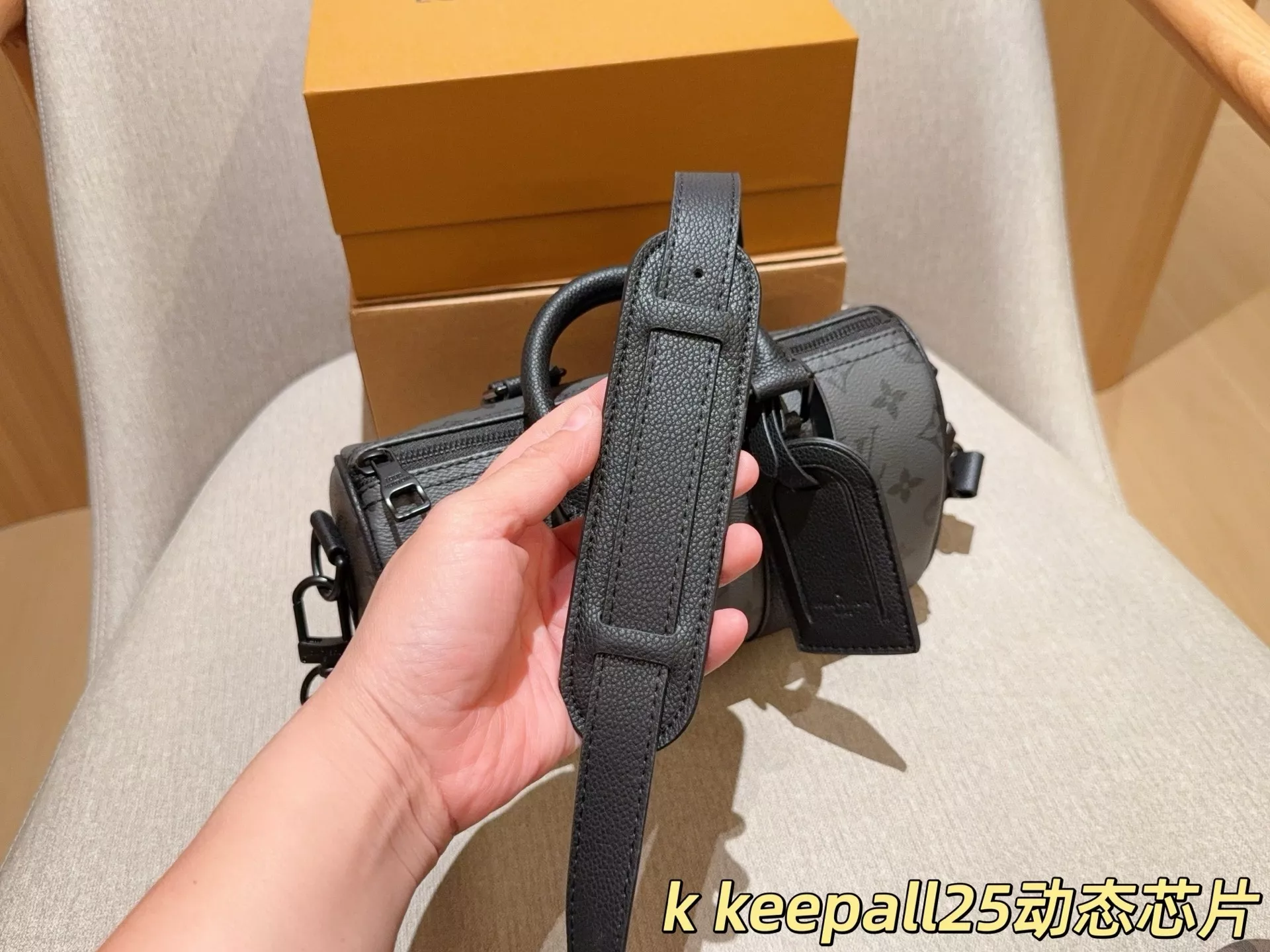 루이비통 키폴 25 배색 베개형 가방 상세 이미지 8
