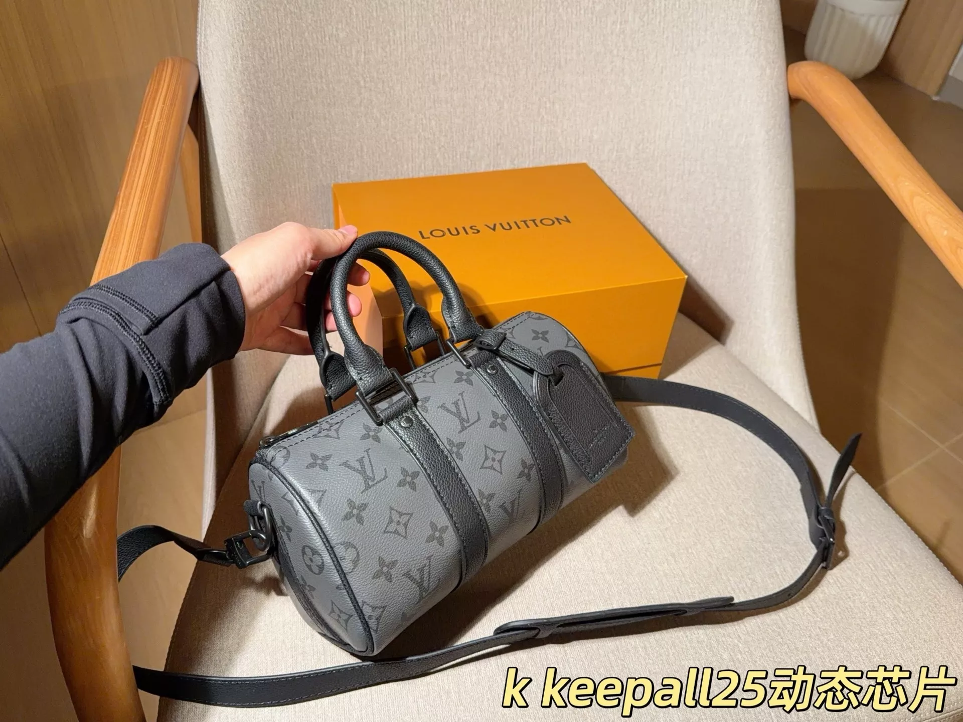루이비통 키폴 25 배색 베개형 가방 상세 이미지 2