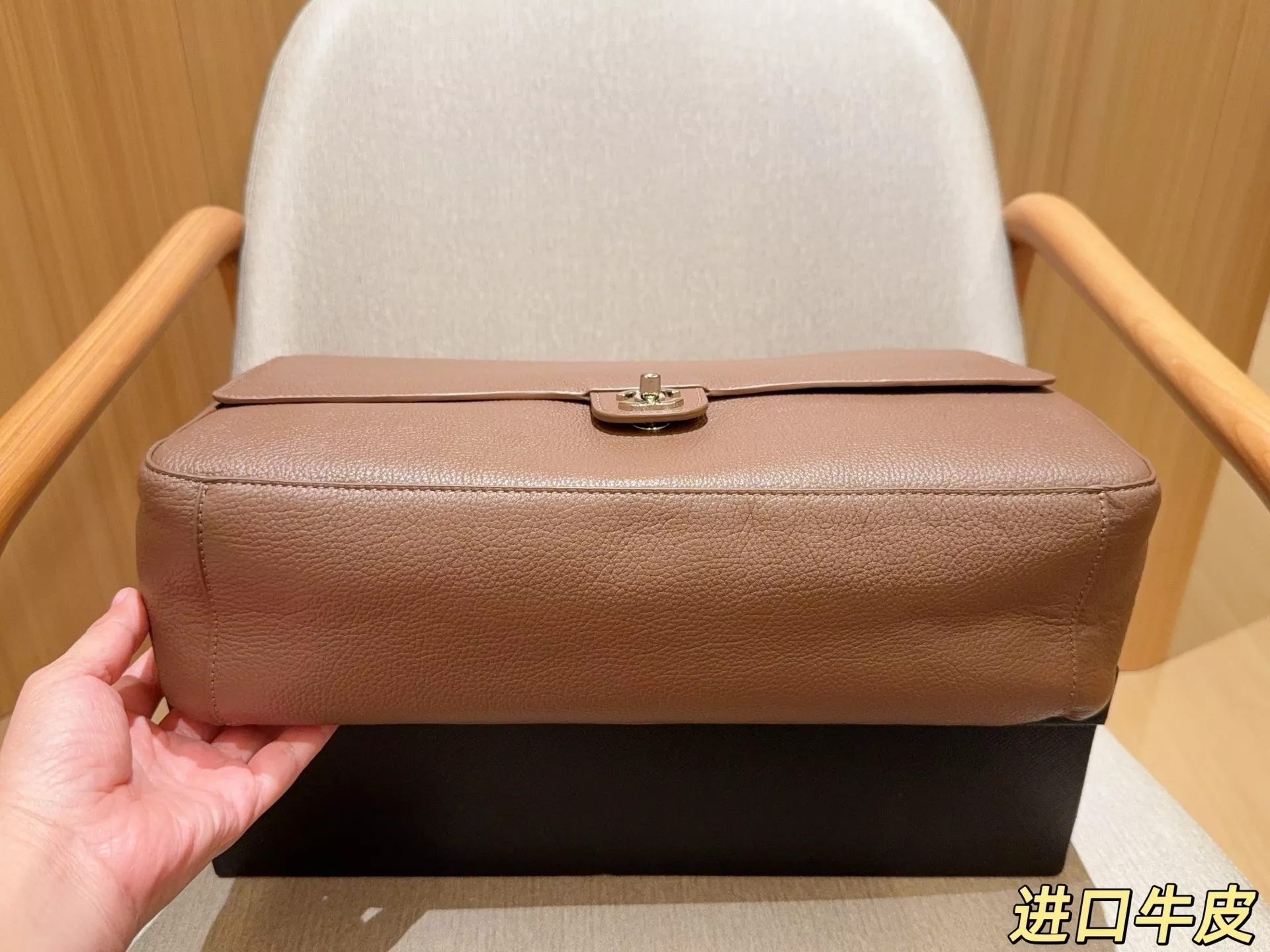 샤넬 맥시 에어포트 플랩 백 상세 이미지 6