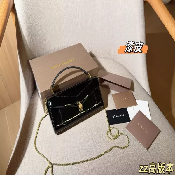 불가리 체인 스트랩 페이턴트 백