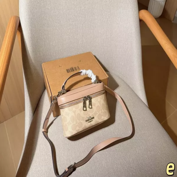 코치 레이너 박스형 스트랩 백
