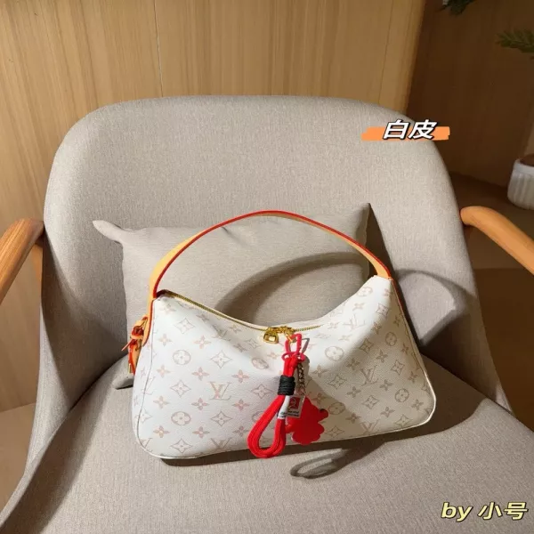 루이비통 슬라우치 실루엣의 겨드랑이 가방
