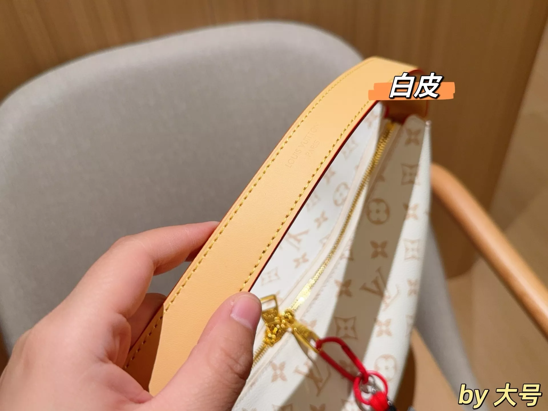 루이비통 사막빛 실루엣의 숄더 백 상세 이미지 8