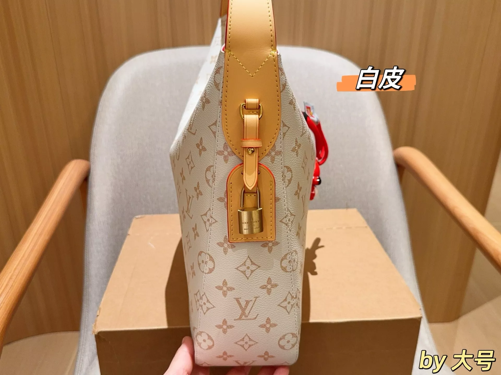 루이비통 사막빛 실루엣의 숄더 백 상세 이미지 5