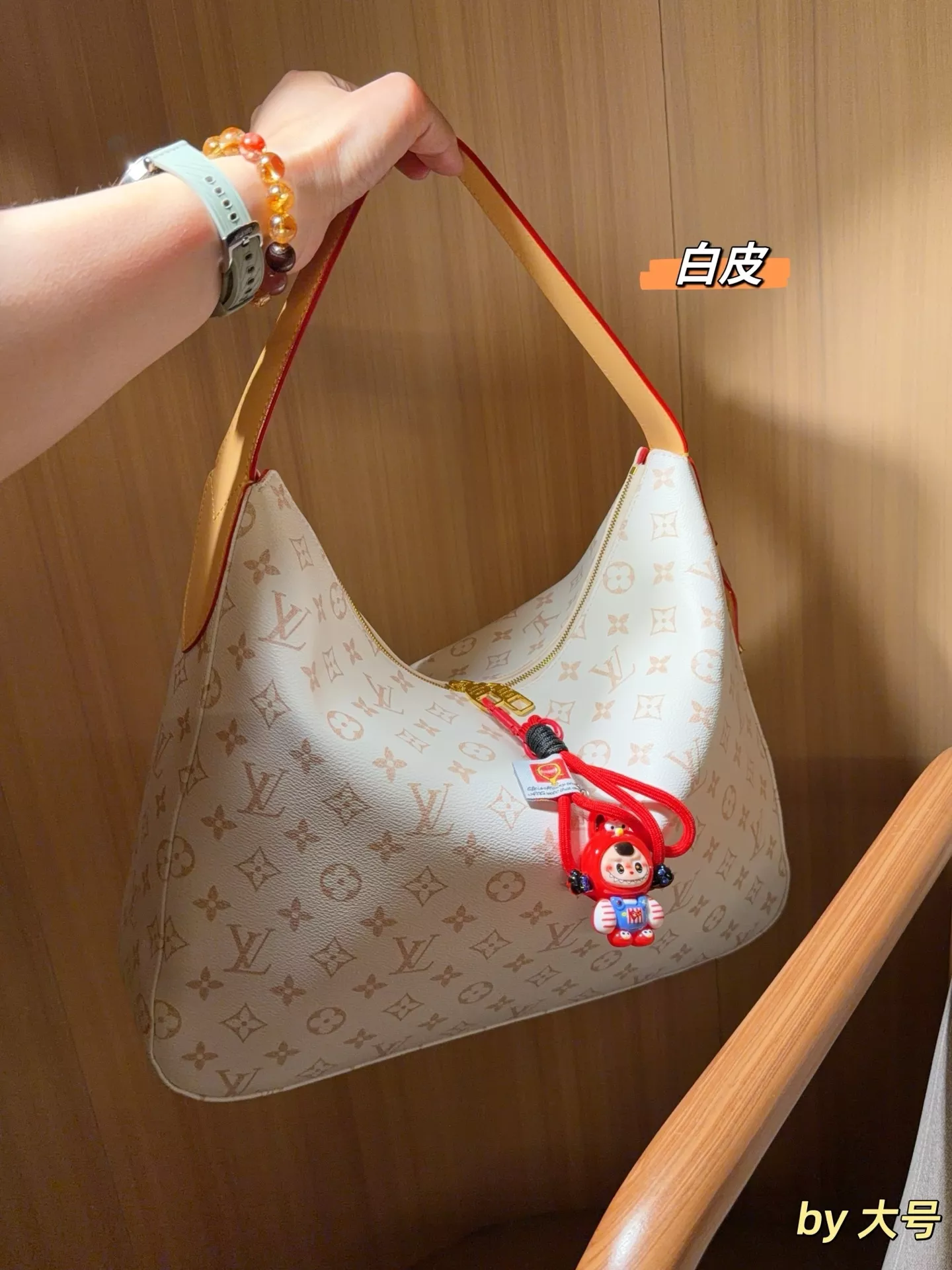 루이비통 사막빛 실루엣의 숄더 백 상세 이미지 3