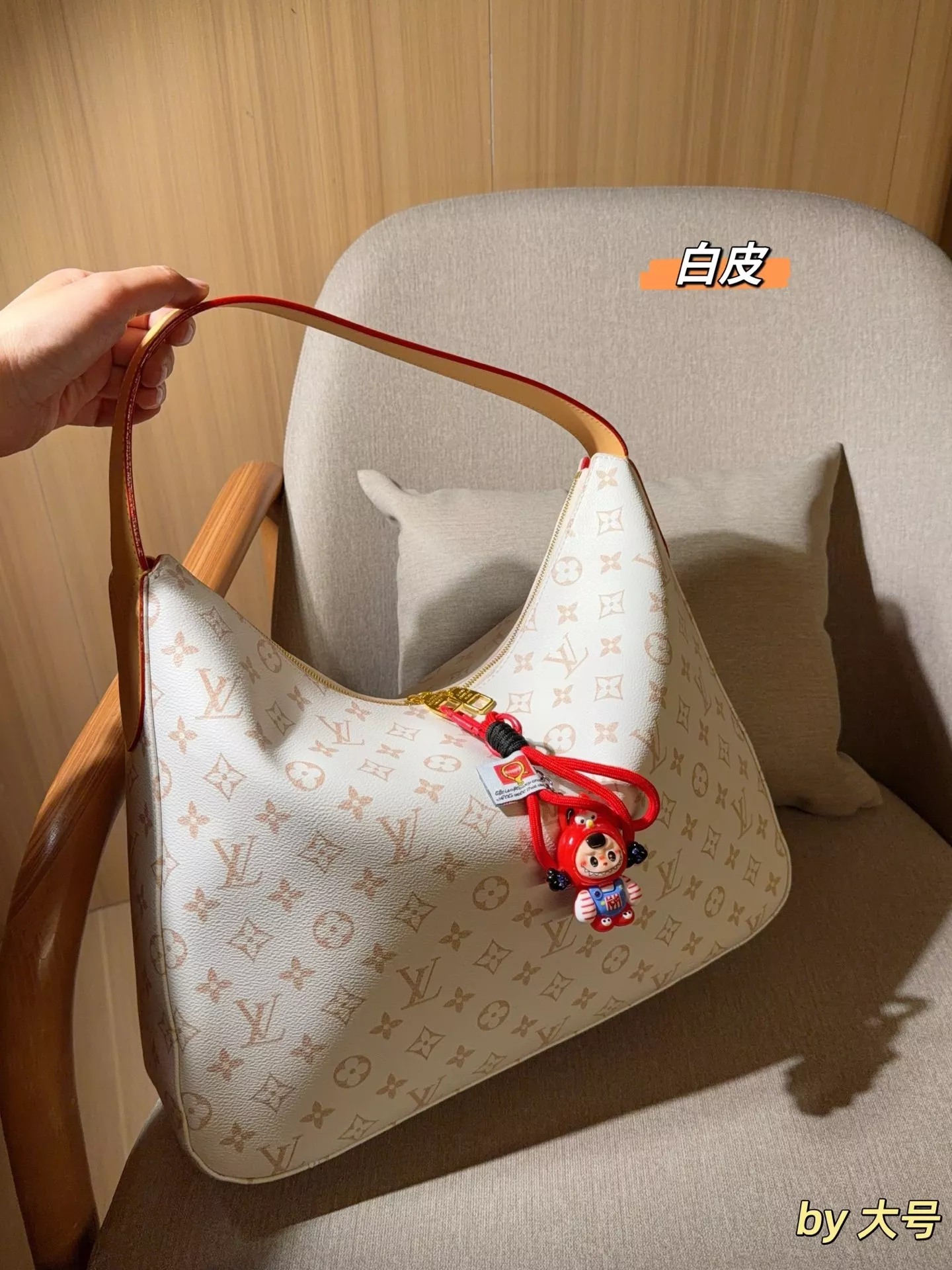 루이비통 사막빛 실루엣의 숄더 백 상세 이미지 2