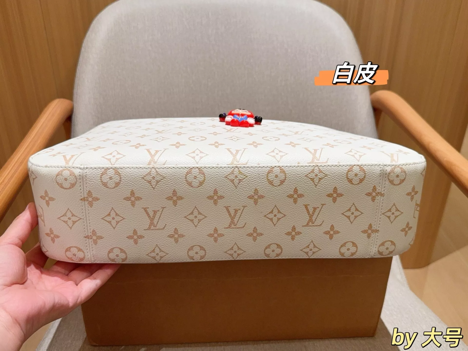 루이비통 사막빛 실루엣의 숄더 백 상세 이미지 7