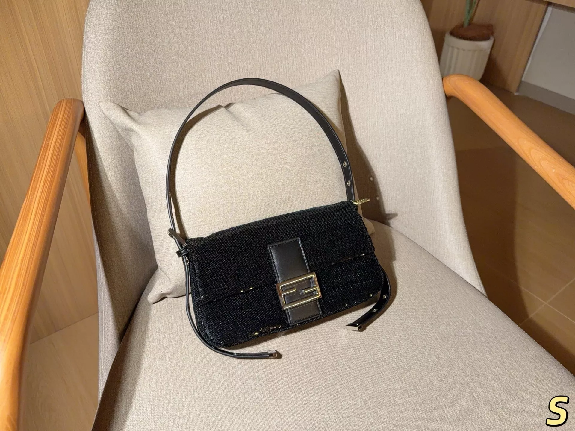 펜디 스팽글 포인트 숄더백 상세 이미지 1