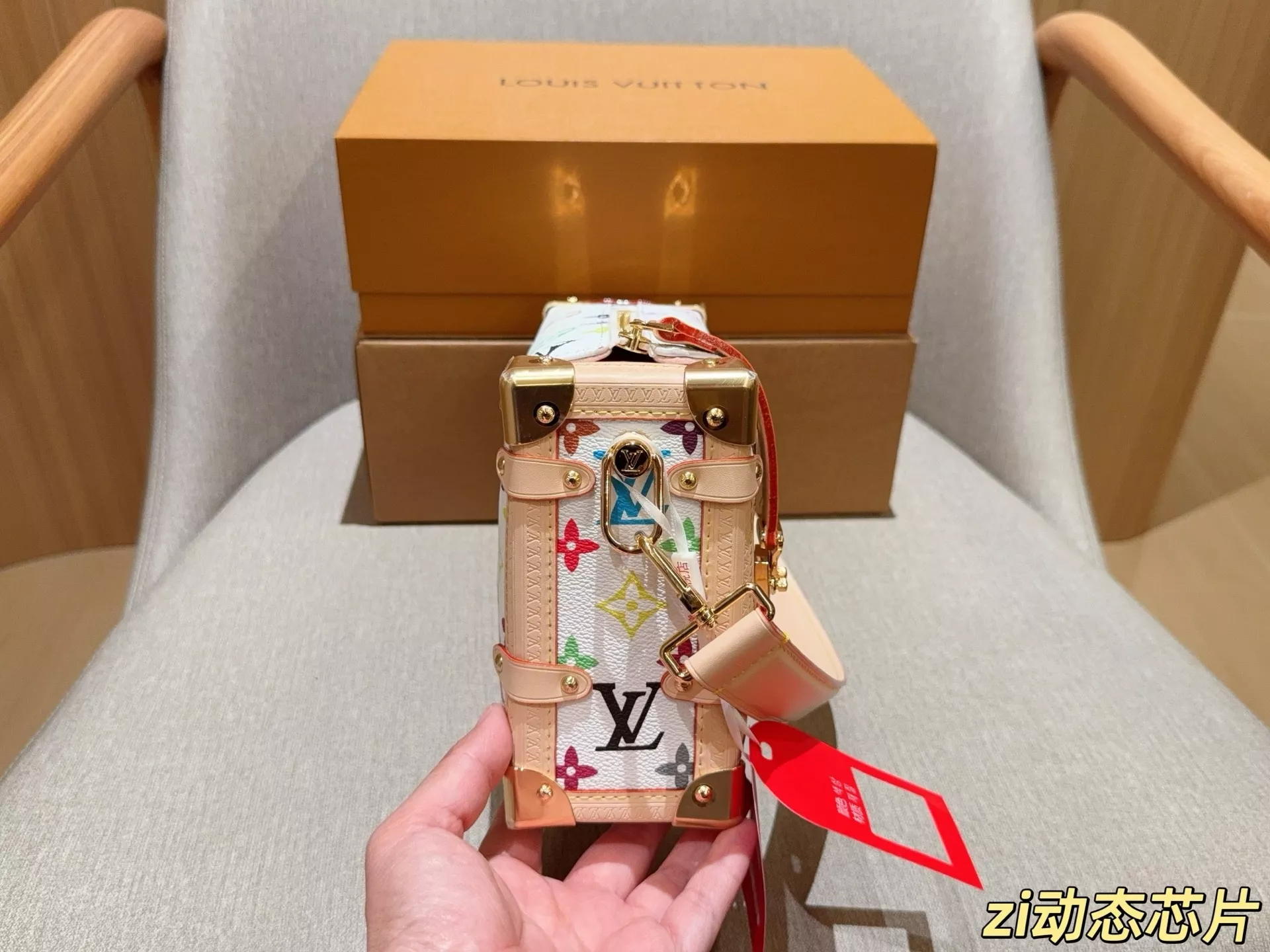 루이비통 화이트 멀티컬러 하드 케이스 백 상세 이미지 5