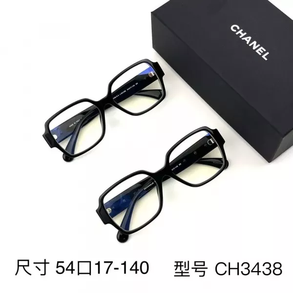 샤넬 하트와 진주 장식이 돋보이는 안경
