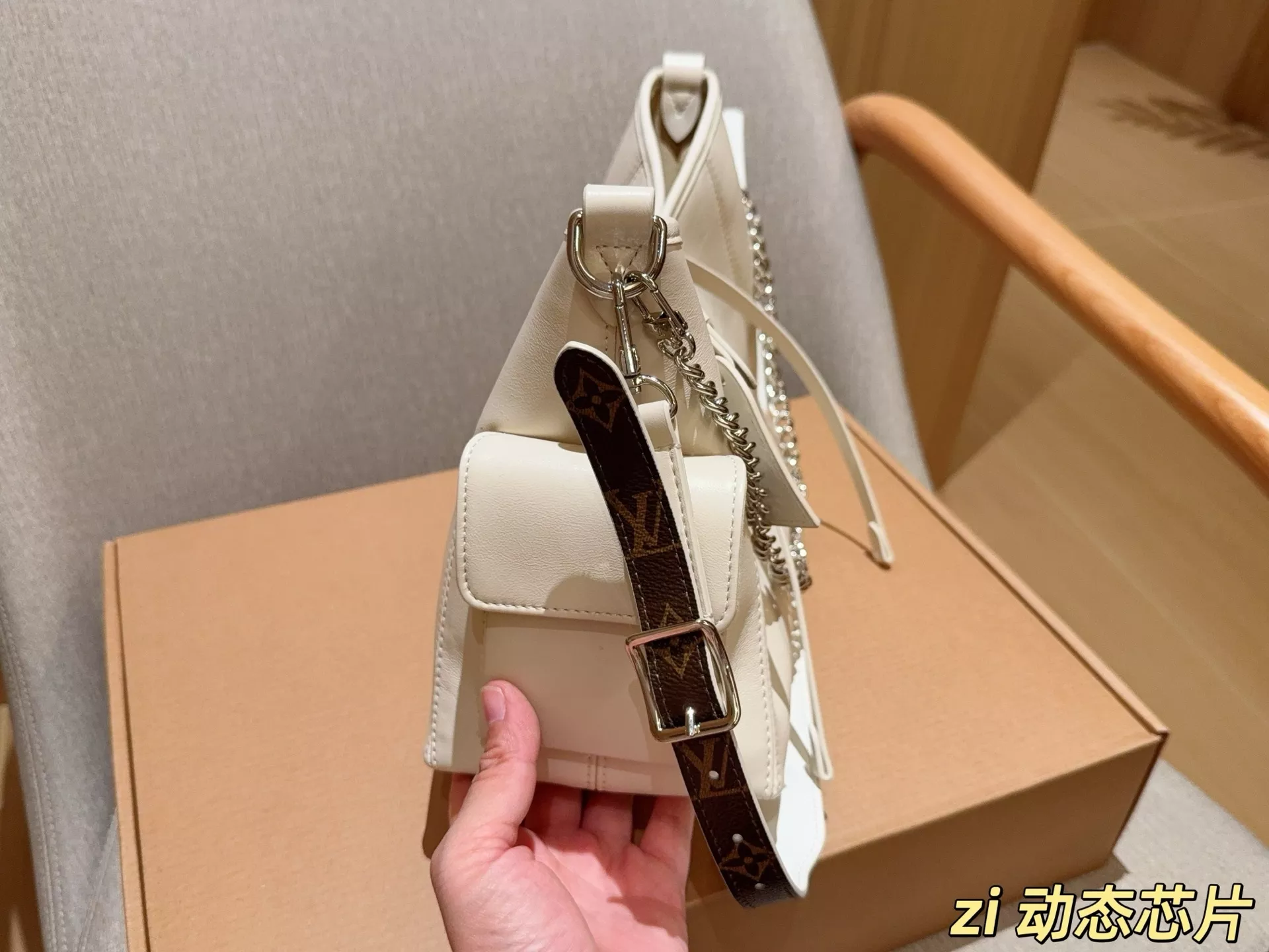 루이비통 캐리올 화이트 숄더 가방 상세 이미지 5