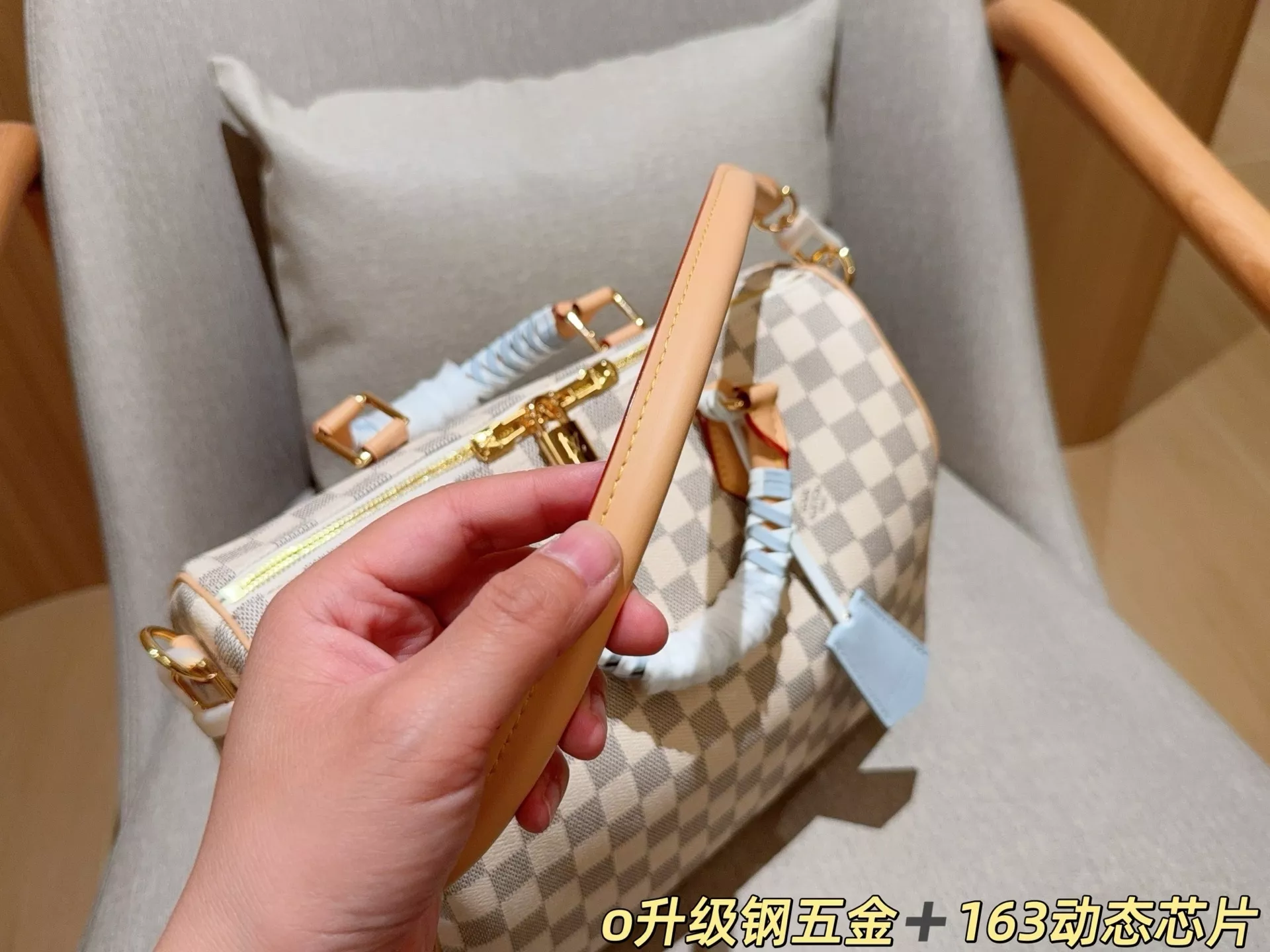 루이비통 다미에 화이트 패턴 원통형 핸드백 상세 이미지 8