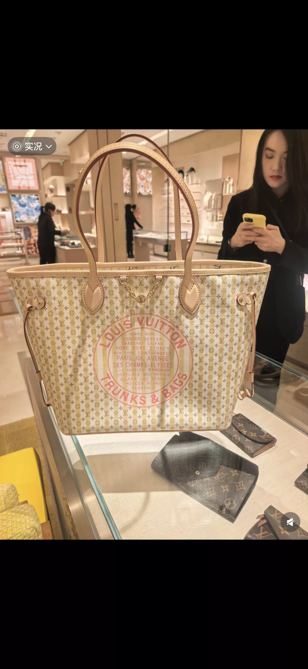 루이비통 배지 포인트 대형 쇼핑백 상세 이미지 11