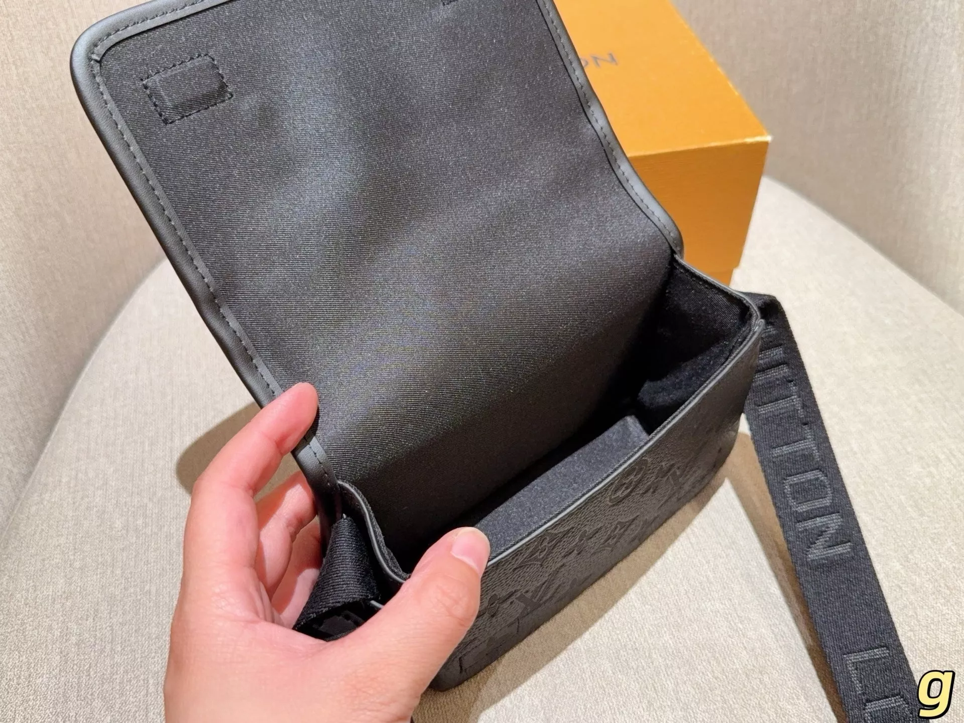 루이비통 보스포어 엠보 레더 사선백 상세 이미지 9