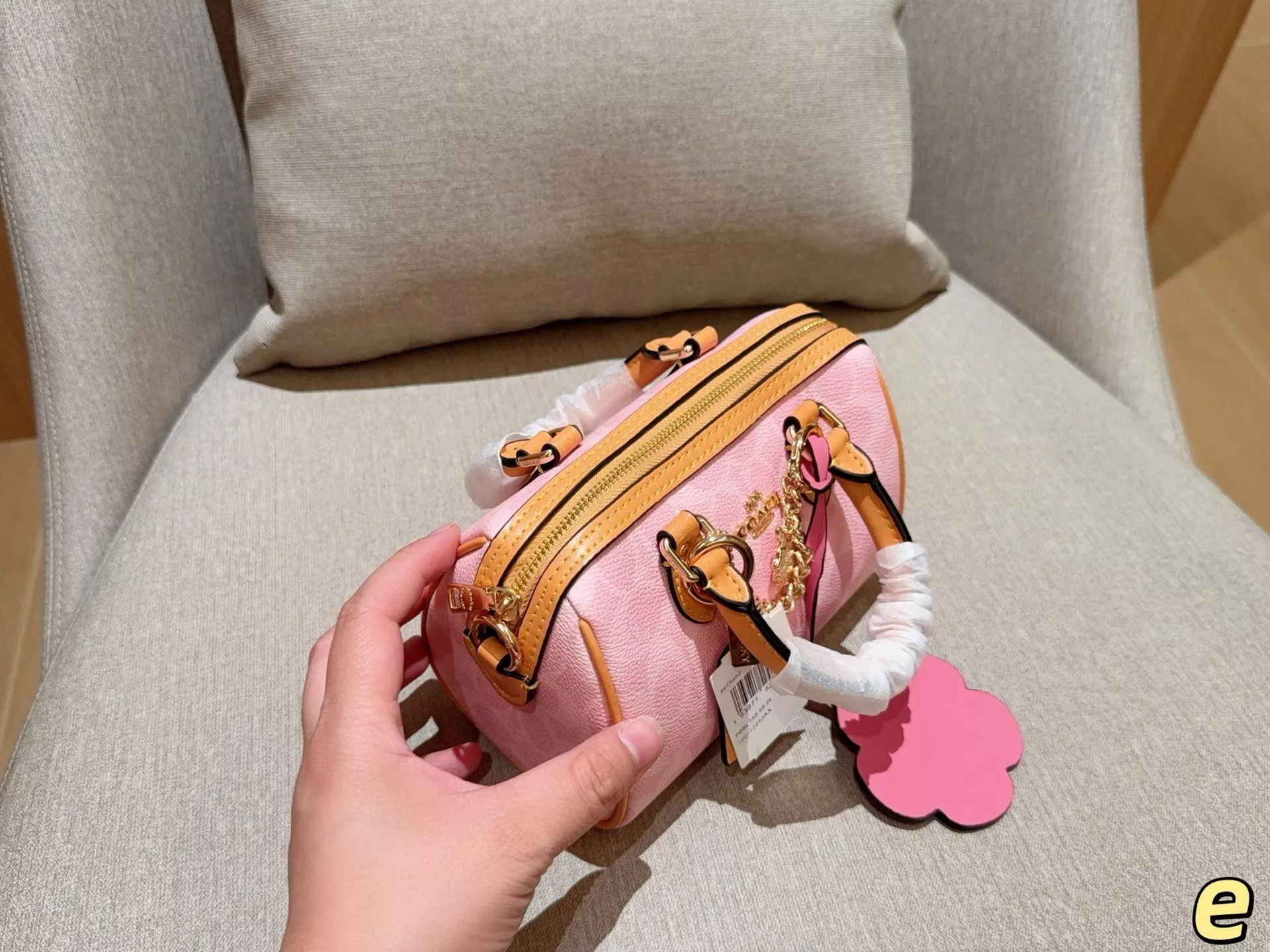 코치 미니 로완 필로우 스타일 백 상세 이미지 7