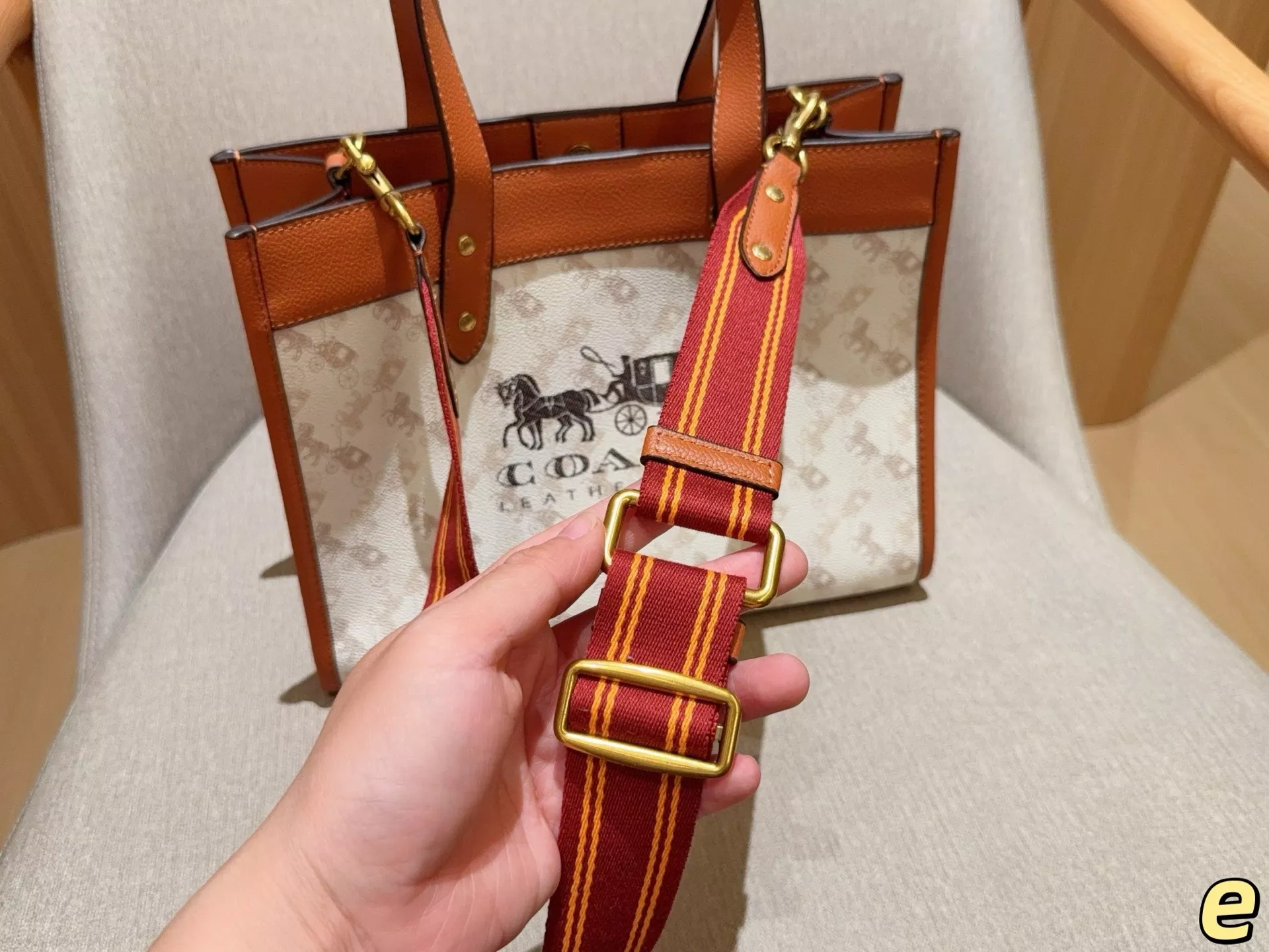 코치 마차 장식 필드 숄더 겸용 백 상세 이미지 8