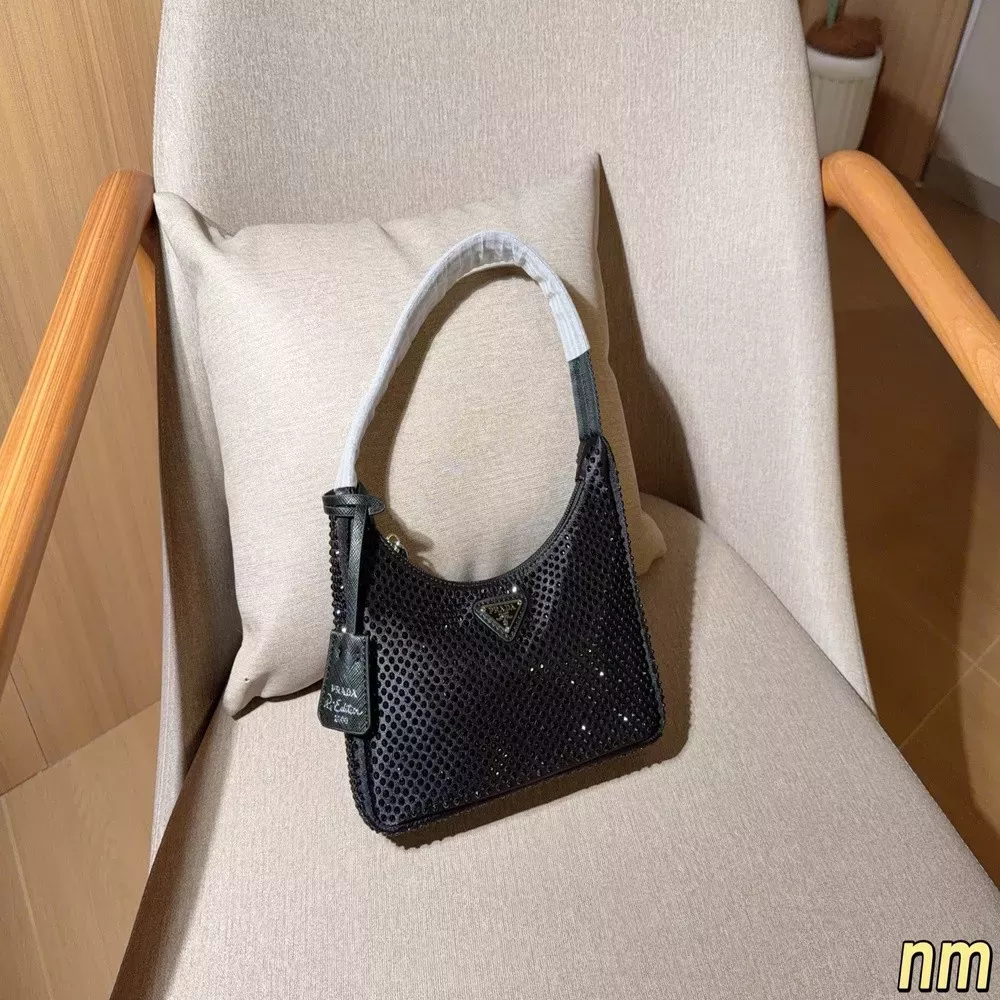 프라다 나일론 방수 원단 큐빅 장식 숄더백