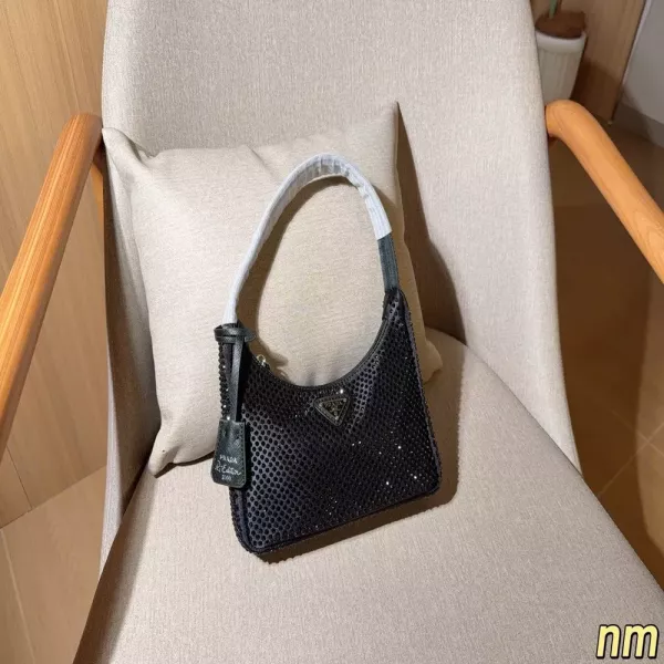 프라다 나일론 방수 원단 큐빅 장식 숄더백