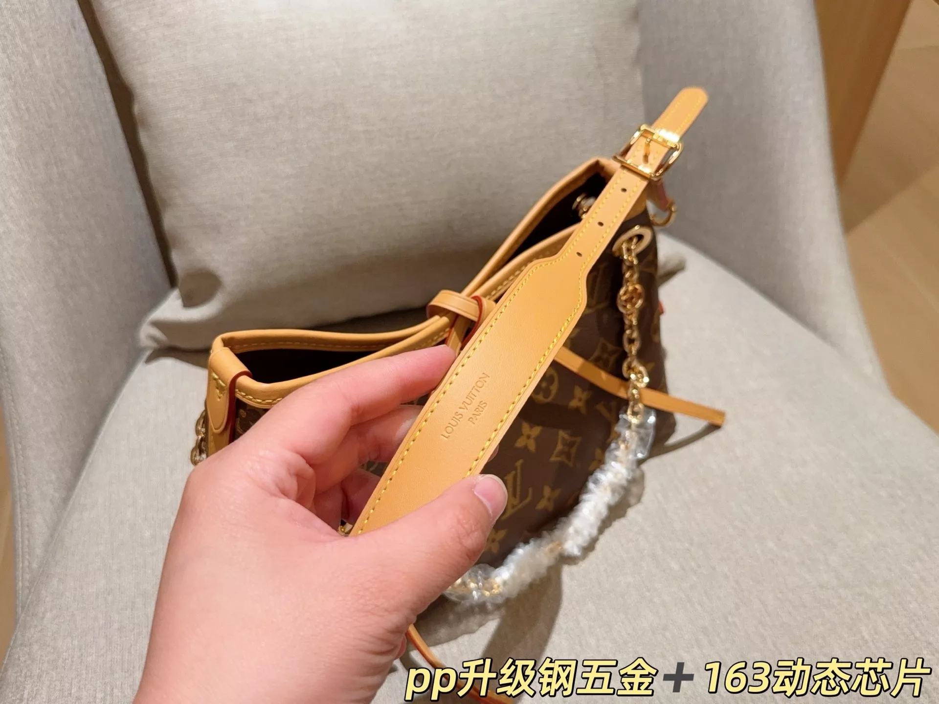 루이비통 클래식 모노그램 체인 숄더백 상세 이미지 8