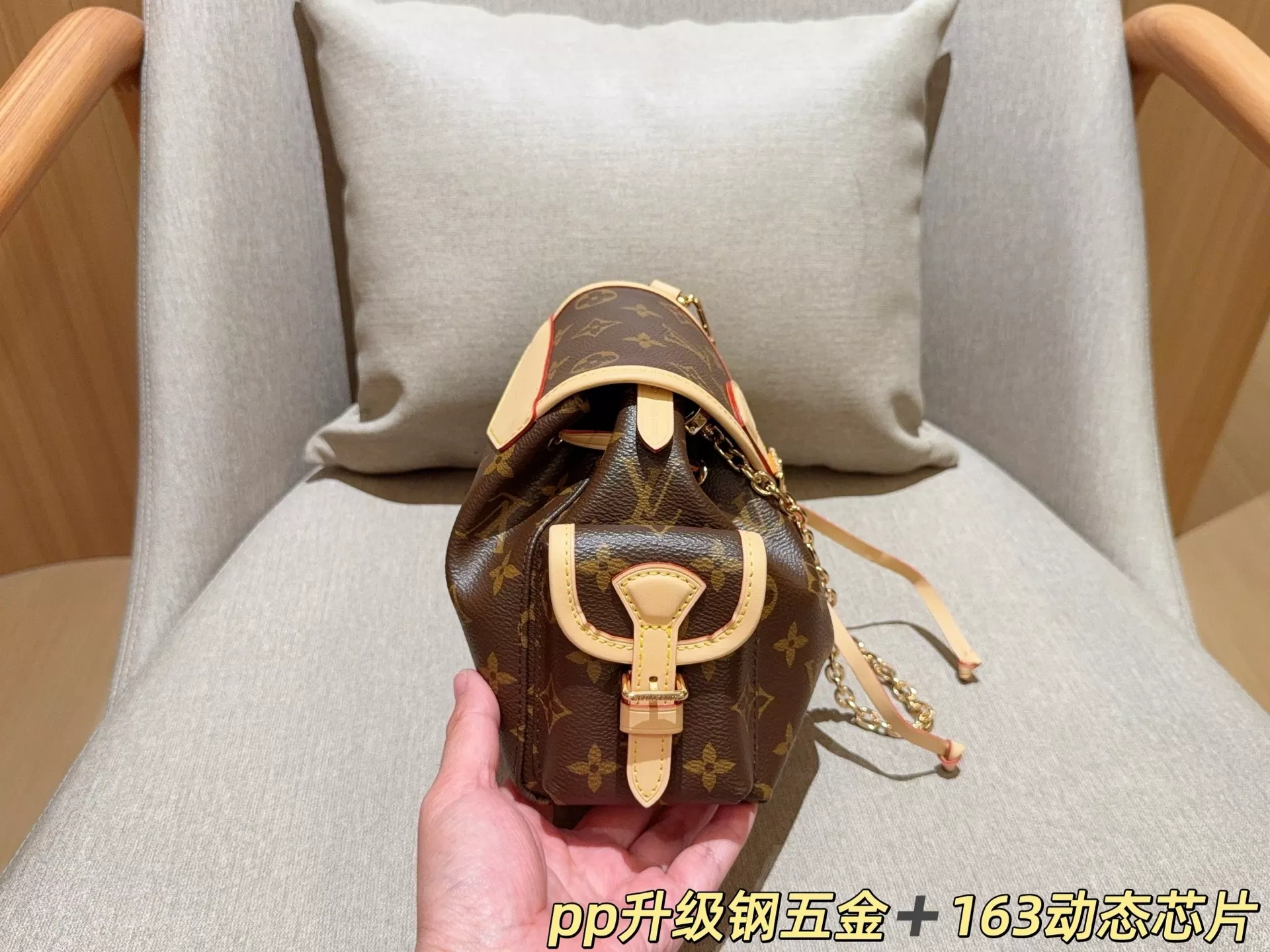 루이비통 체인 스트랩 디테일 숄더 가방 상세 이미지 5