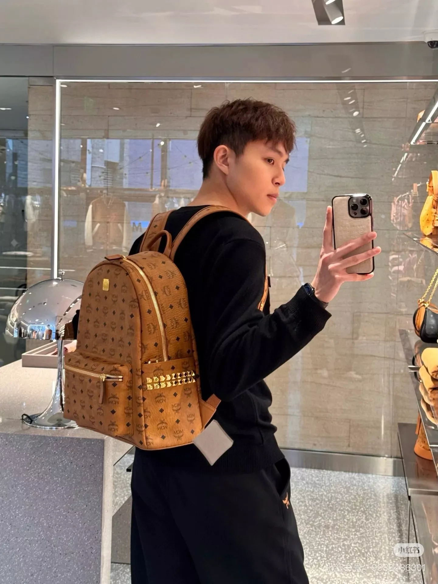 엠씨엠 클래식 오버사이즈 모노그램 백팩 상세 이미지 19