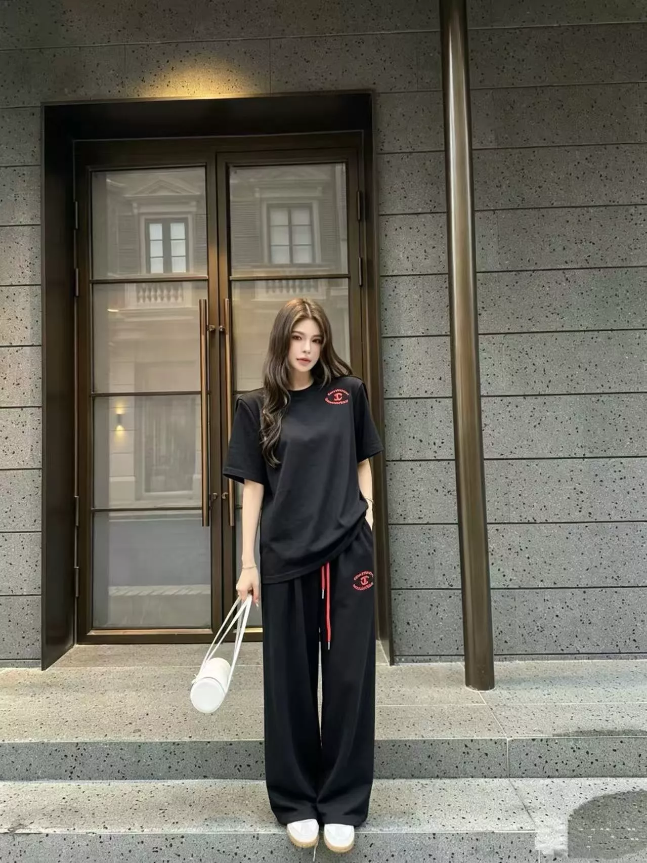 샤넬 로고 포인트 반소매 티셔츠와 밴딩 팬츠 세트 상세 이미지 22