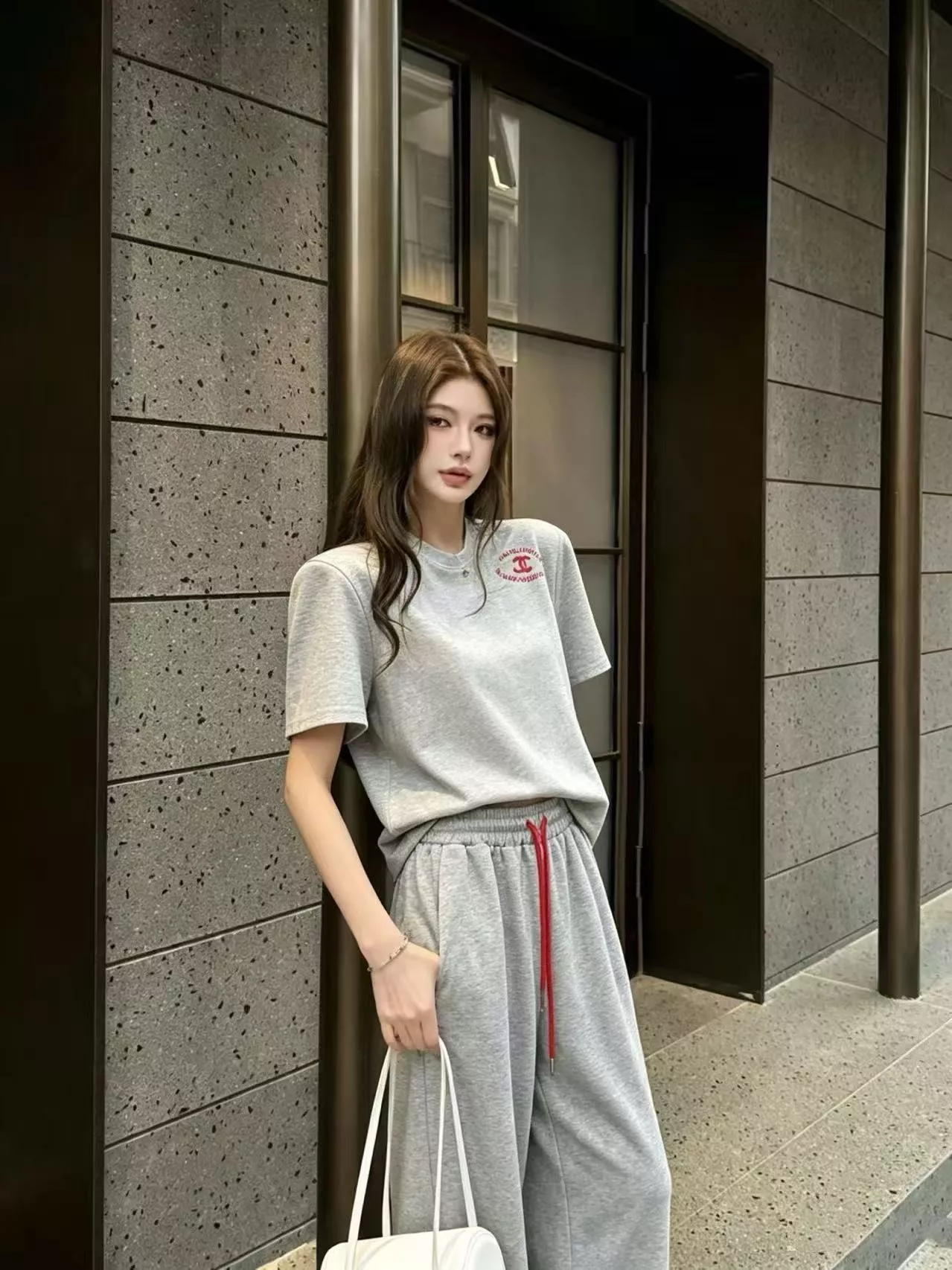 샤넬 로고 포인트 반소매 티셔츠와 밴딩 팬츠 세트 상세 이미지 25