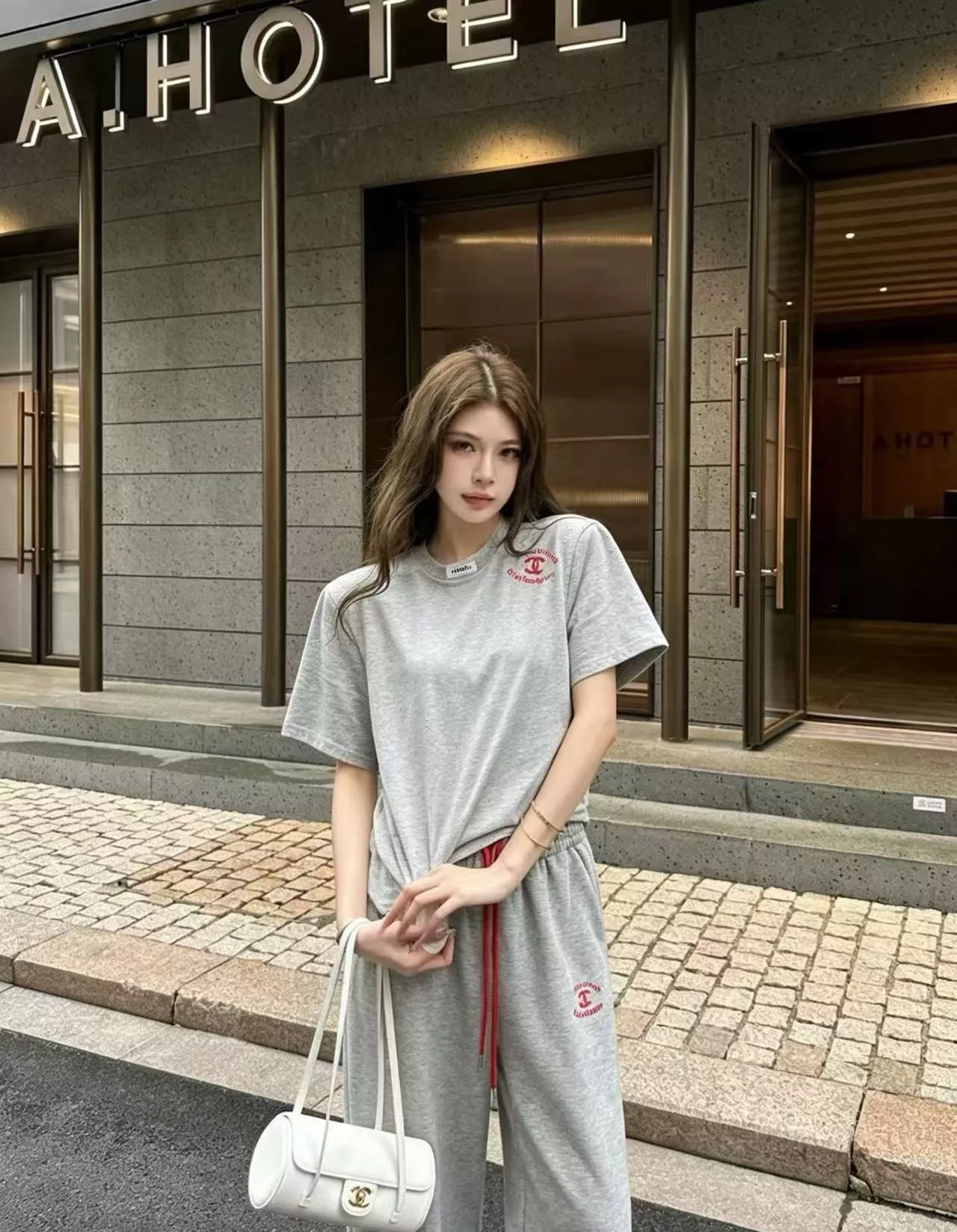 샤넬 로고 포인트 반소매 티셔츠와 밴딩 팬츠 세트 상세 이미지 24