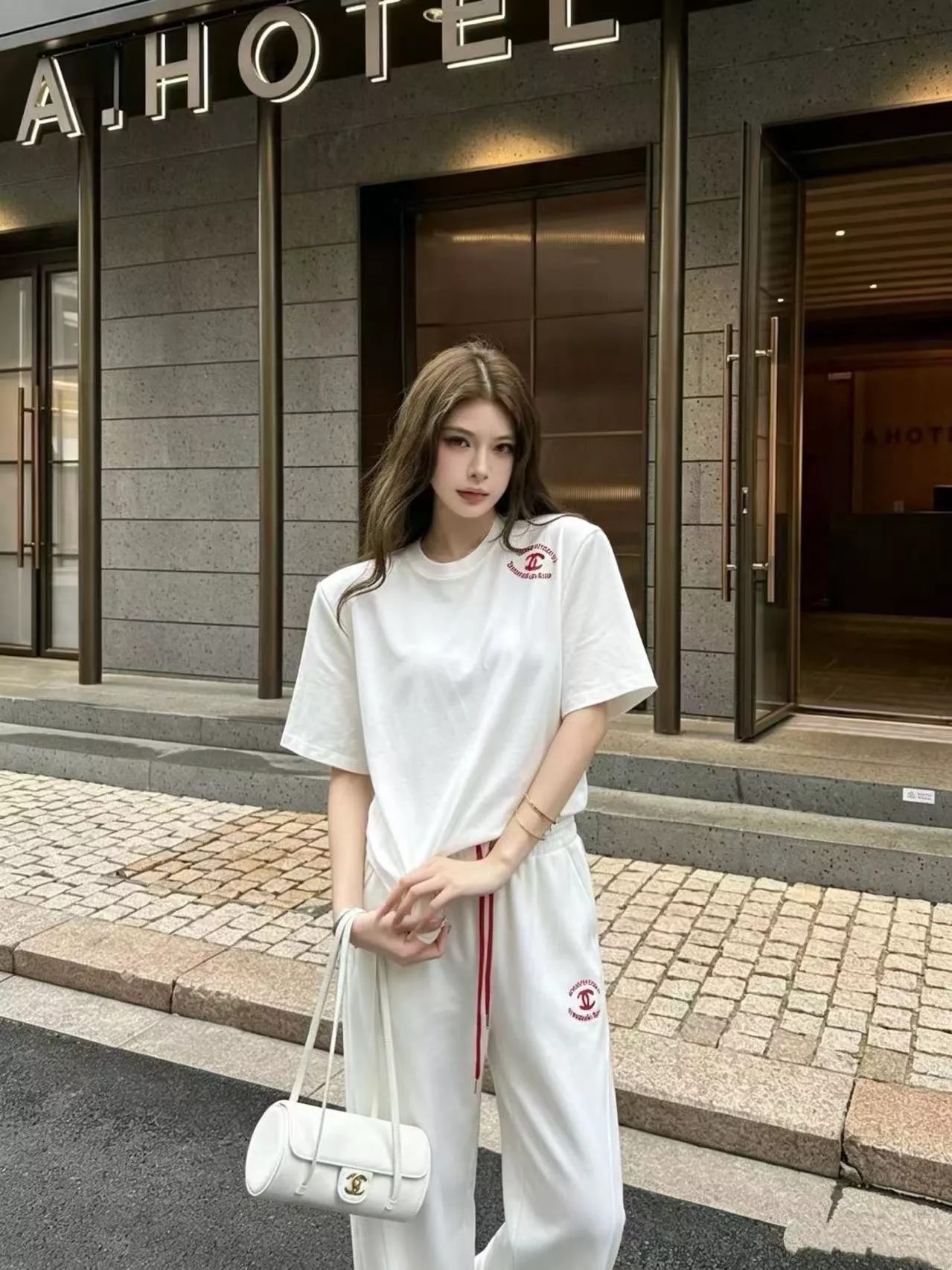 샤넬 로고 포인트 반소매 티셔츠와 밴딩 팬츠 세트 상세 이미지 15