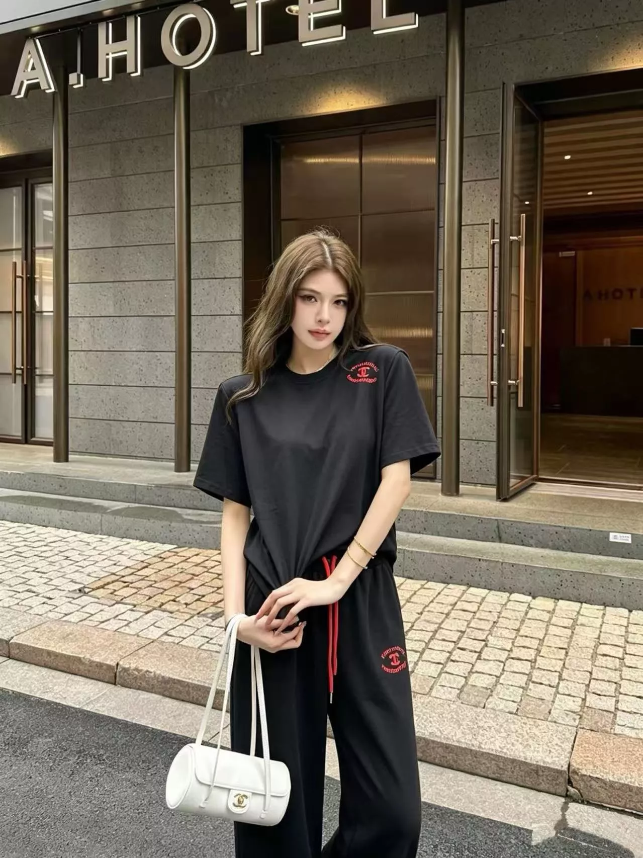 샤넬 로고 포인트 반소매 티셔츠와 밴딩 팬츠 세트 상세 이미지 20