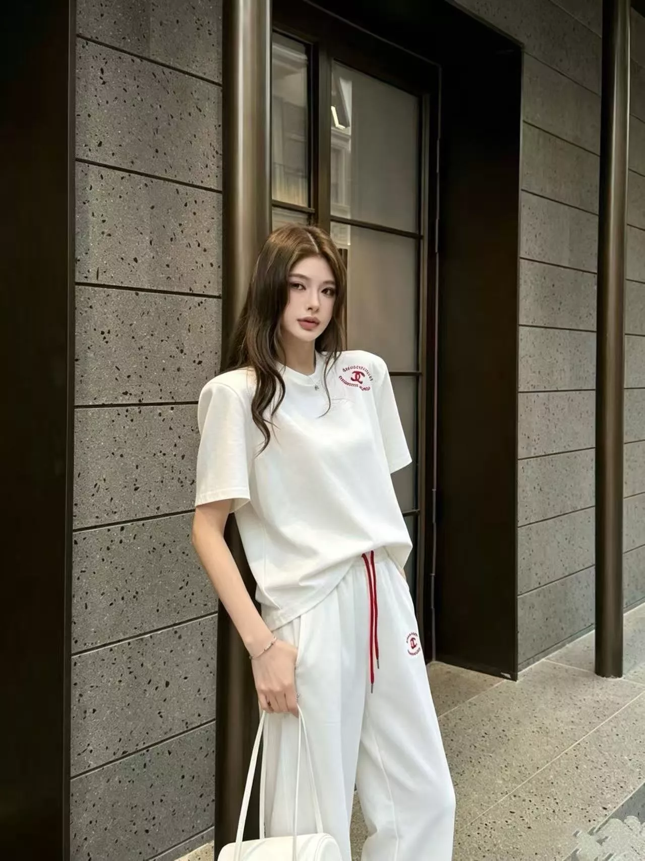 샤넬 로고 포인트 반소매 티셔츠와 밴딩 팬츠 세트 상세 이미지 14