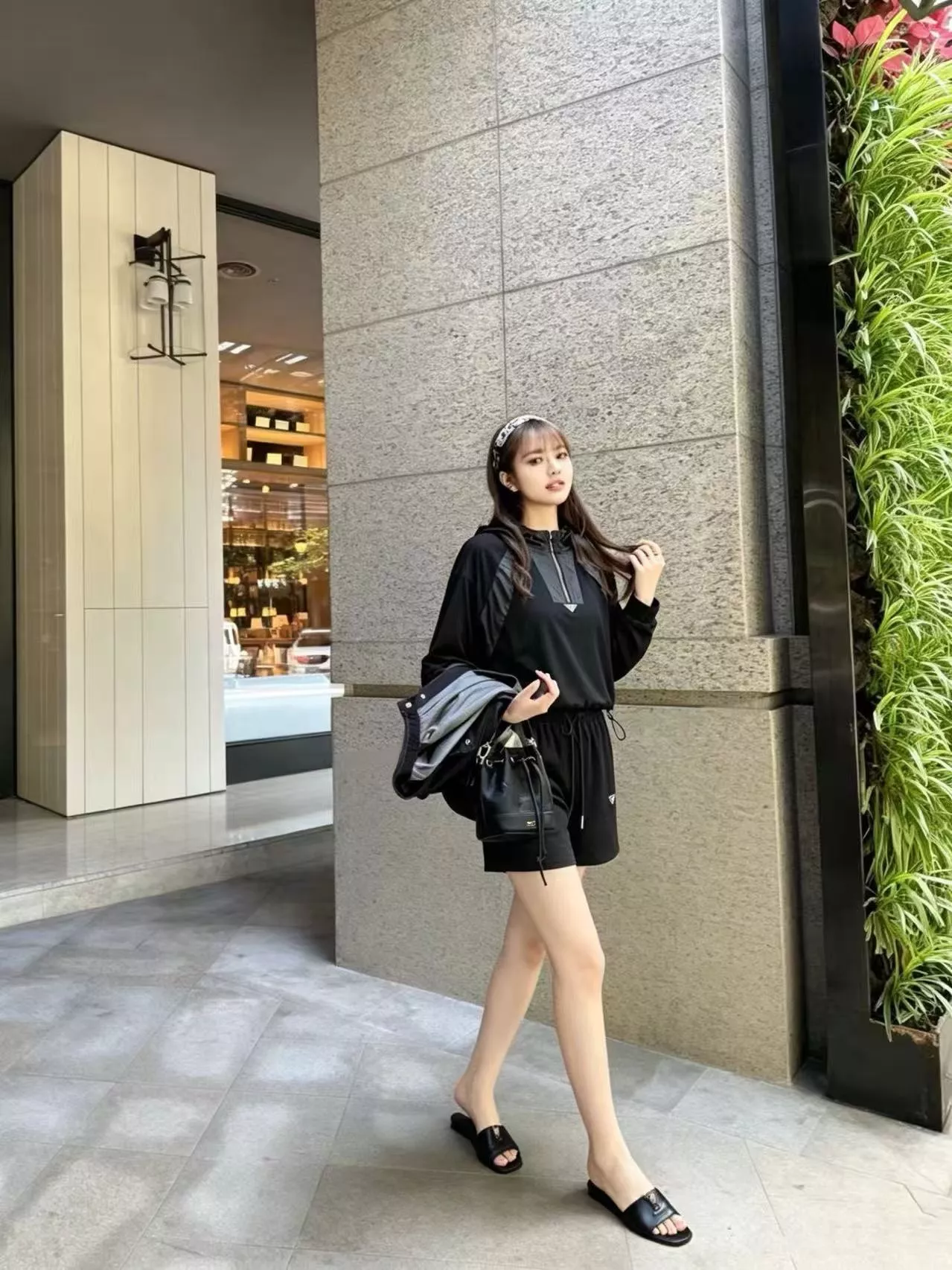 프라다 메탈 삼각 장식 후드 상하의 구성 상세 이미지 17
