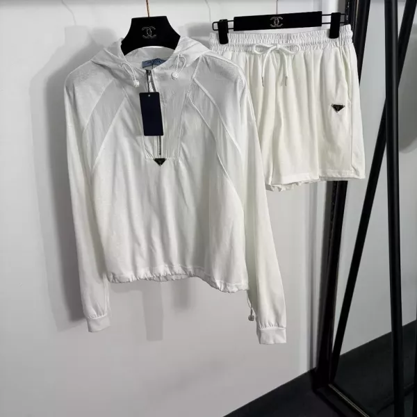 프라다 메탈 삼각 장식 후드 상하의 구성
