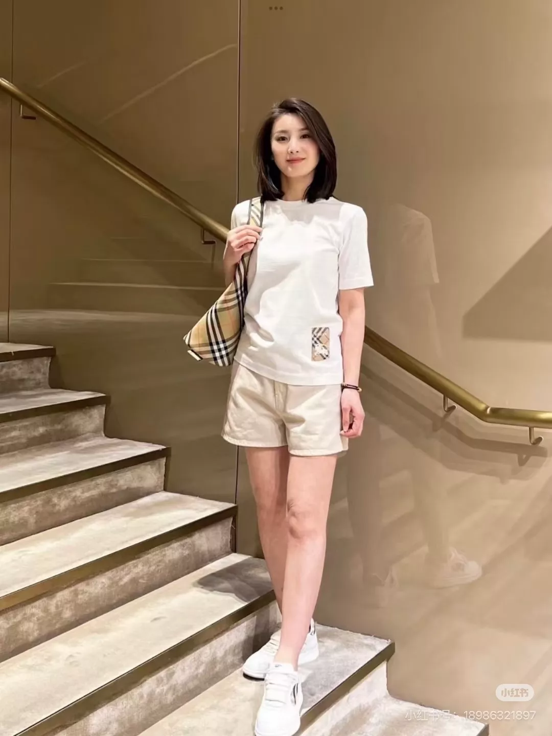 버버리 기사 패치 포인트 오버핏 코튼 반팔 상세 이미지 16