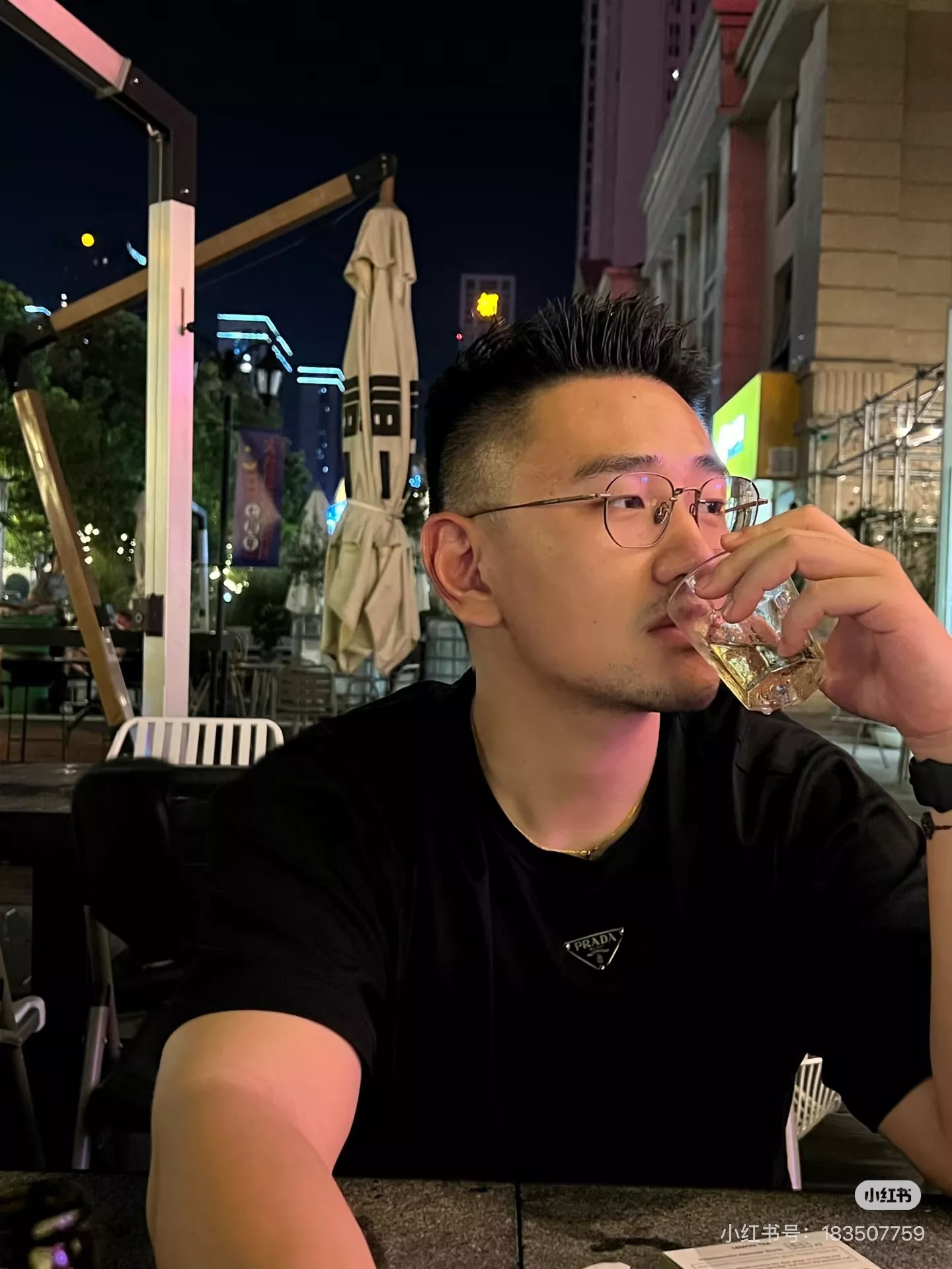 프라다 삼각 로고 포인트 오버핏 코튼 반팔 상의 상세 이미지 12