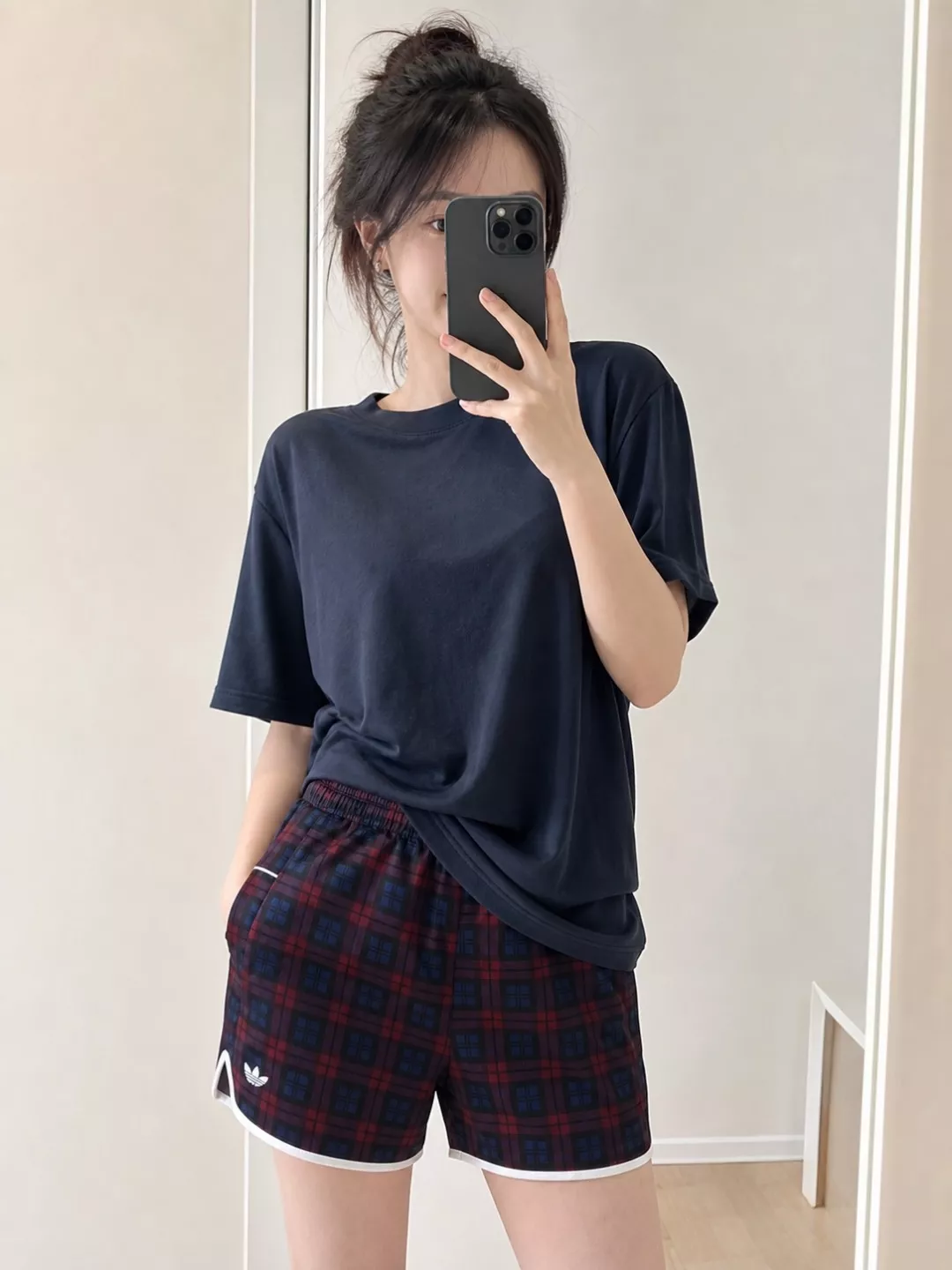 아디다스 삼선 로고 포인트 체크 반바지 상세 이미지 11