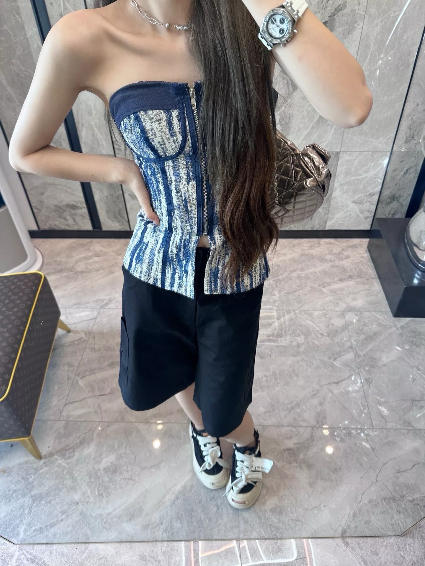 루이비통 포켓 플로킹 모노그램 쇼츠 상세 이미지 16