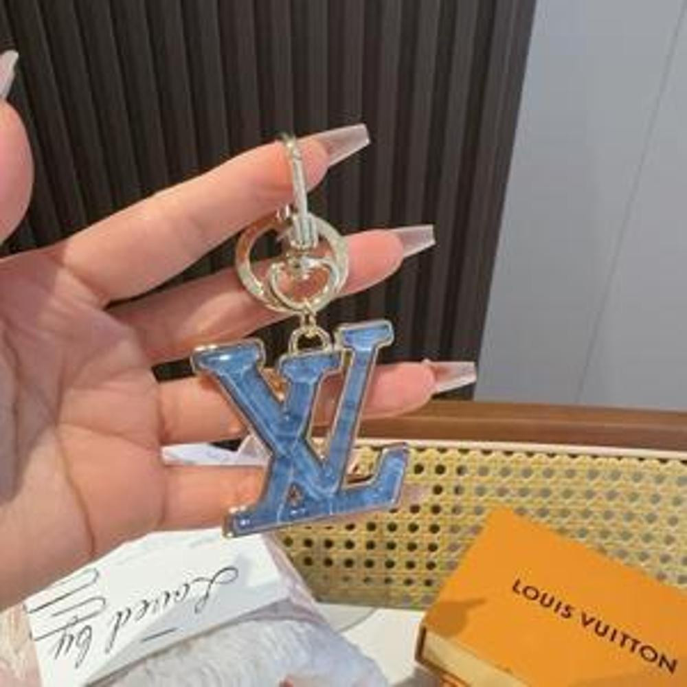 루이비통 2025 신상 루이비통 글로시 아크릴 LV 로고 키링