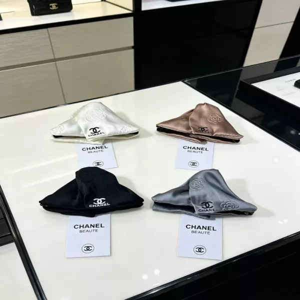 샤넬 산뜻한 무드의 산동백 헤어 클립