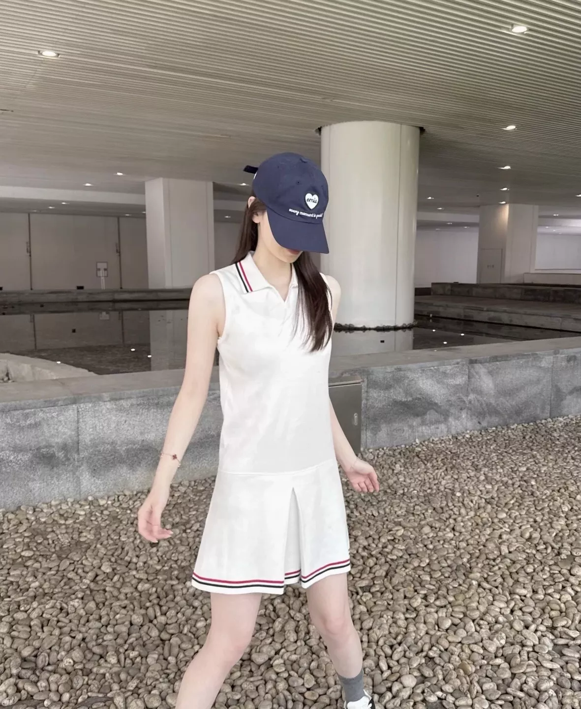 톰브라운 배색 카라 민소매 테니스 드레스 상세 이미지 27