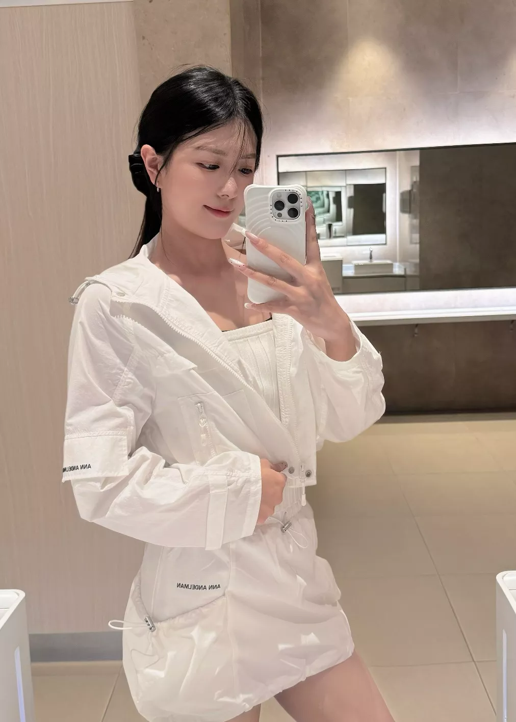 앤앤델마 화이트 후드 집업과 미니 스커트 세트 상세 이미지 23