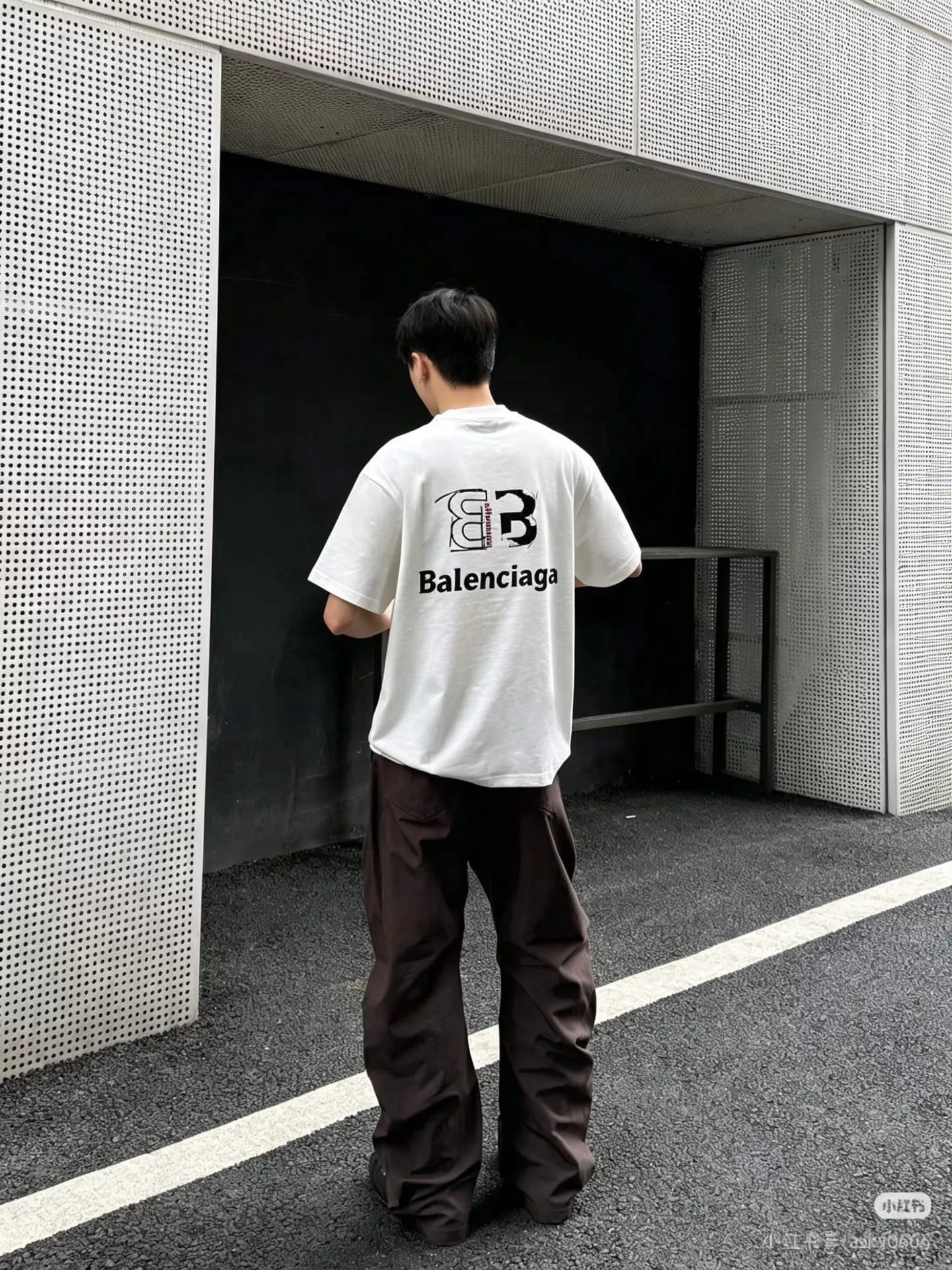 발렌시아가 전후면 더블 비 자수 반팔 탑 상세 이미지 14
