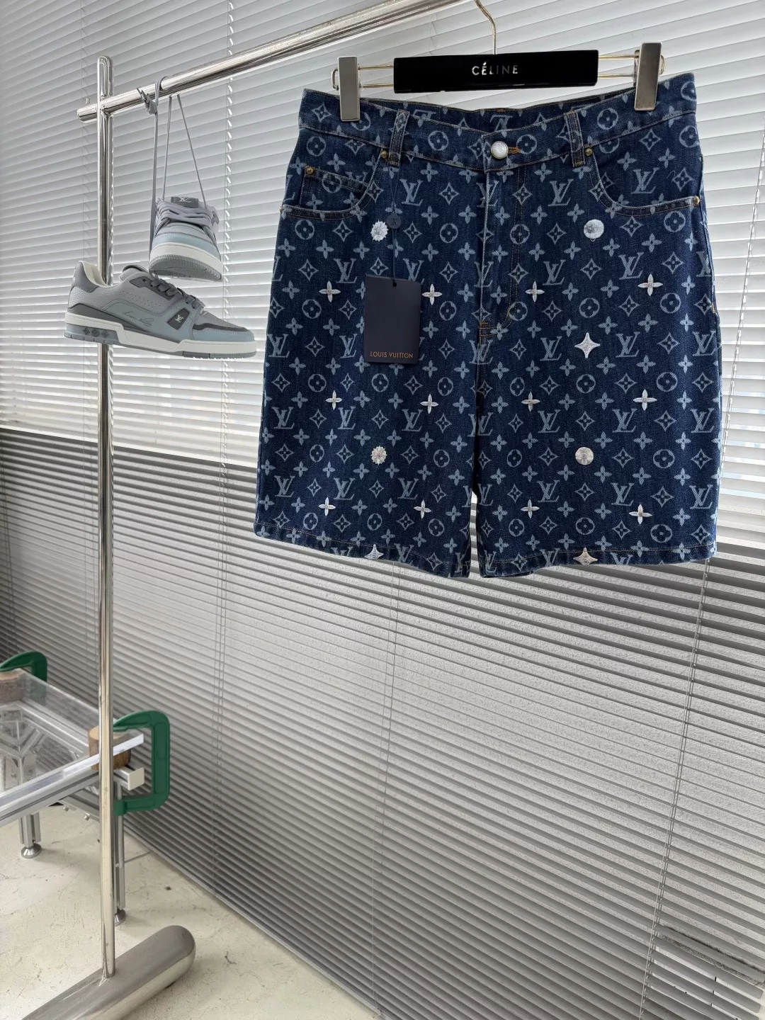 루이비통 모노그램 자수 데님 셔츠와 쇼츠 구성 상세 이미지 10