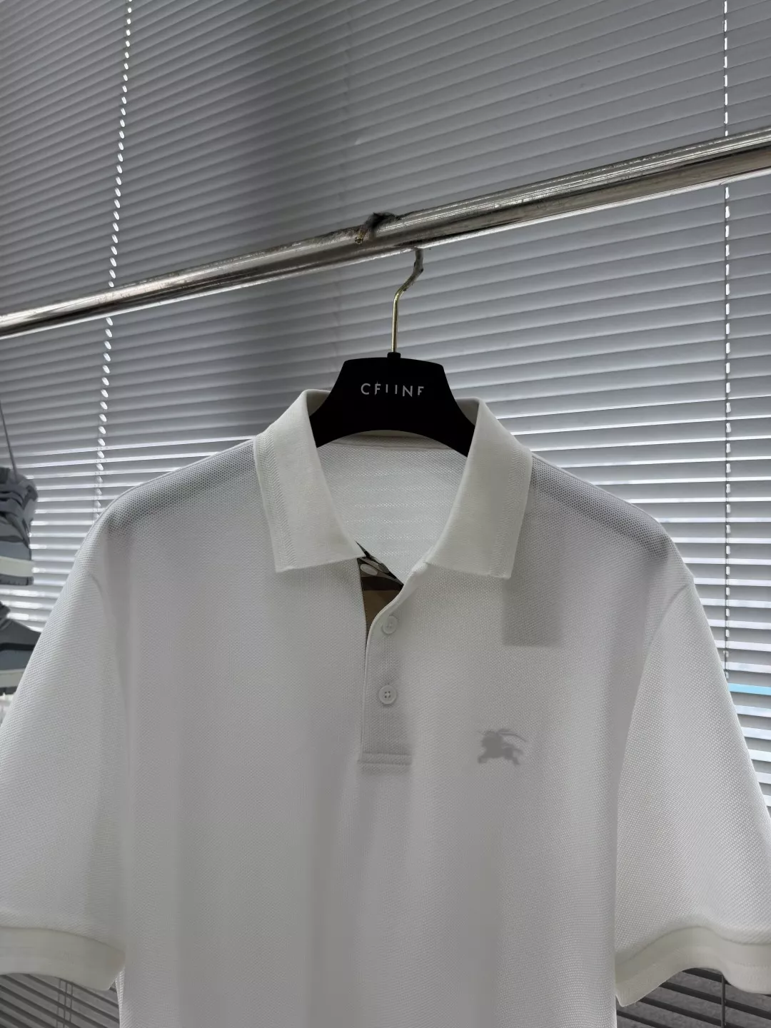 버버리 마자 자수 디테일 피케 폴로 상의 상세 이미지 2