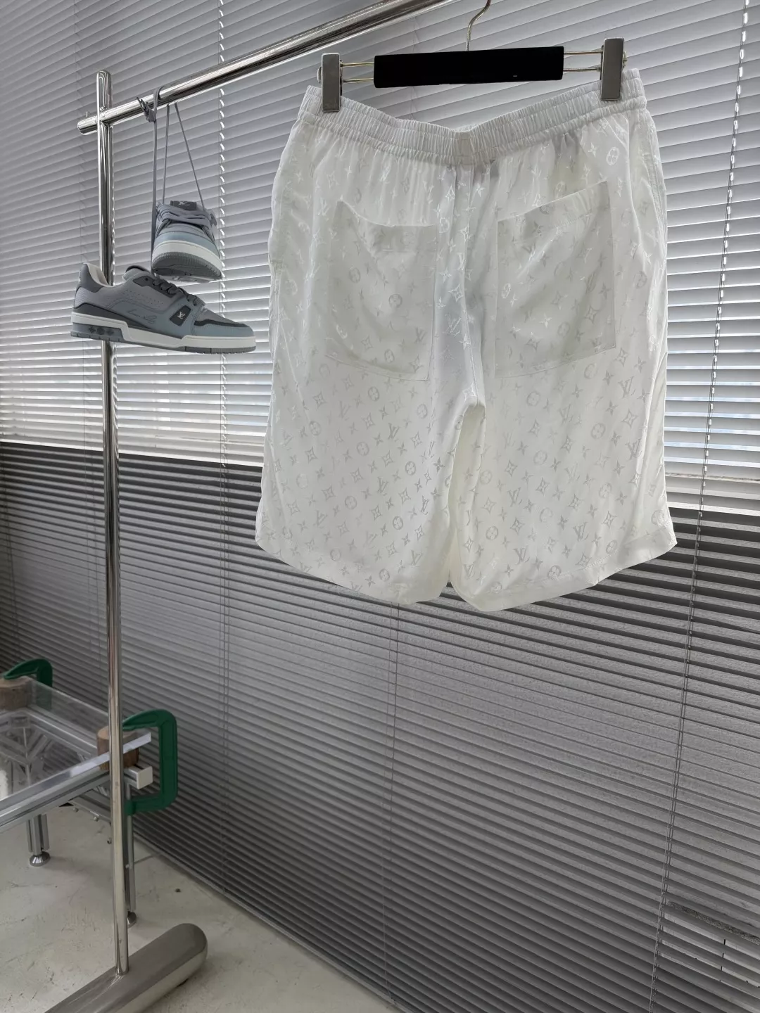 루이비통 모노그램 패턴 셔츠와 쇼츠 구성 상세 이미지 11