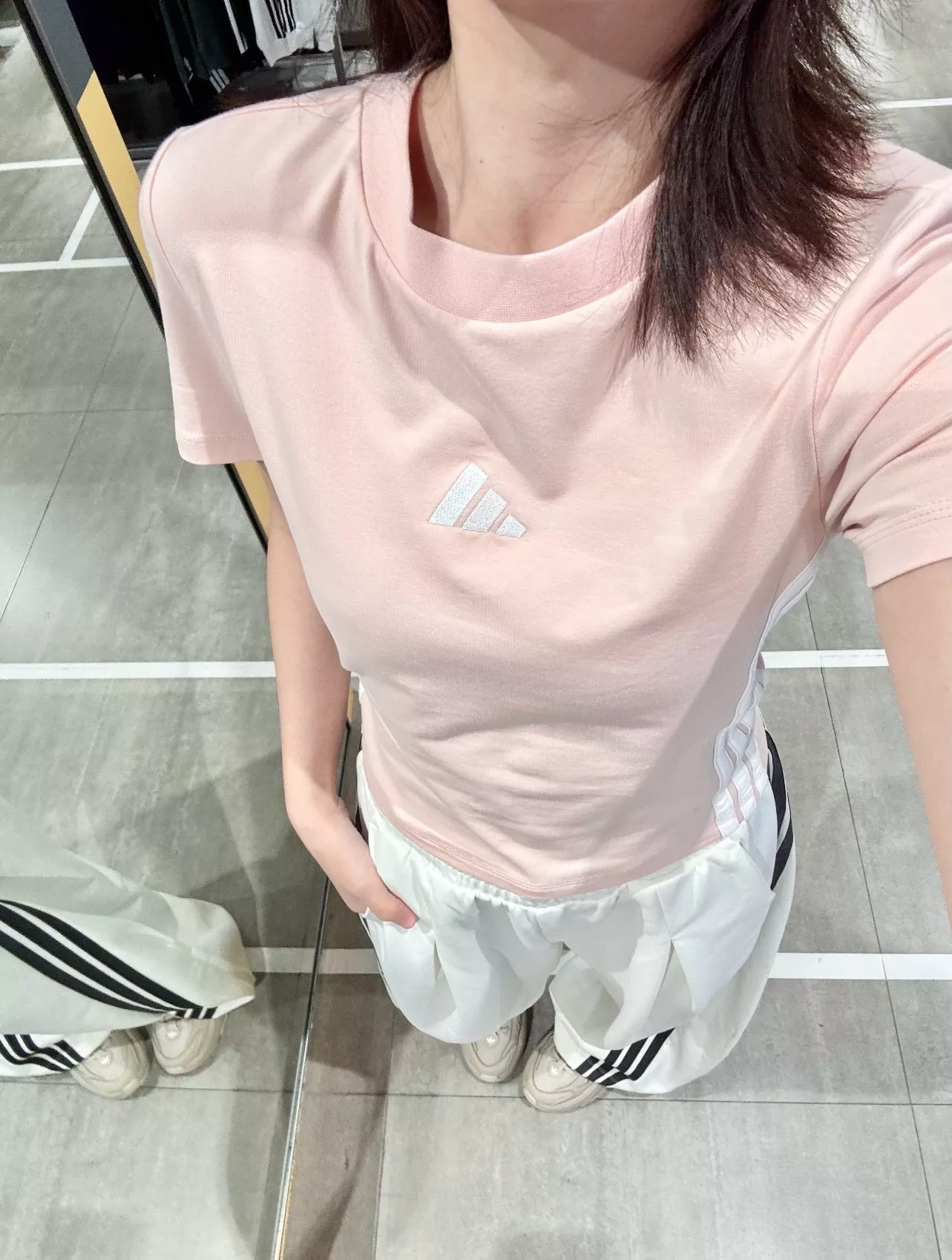 아디다스 여성 크롭핏 삼선 로고 탑 상세 이미지 28