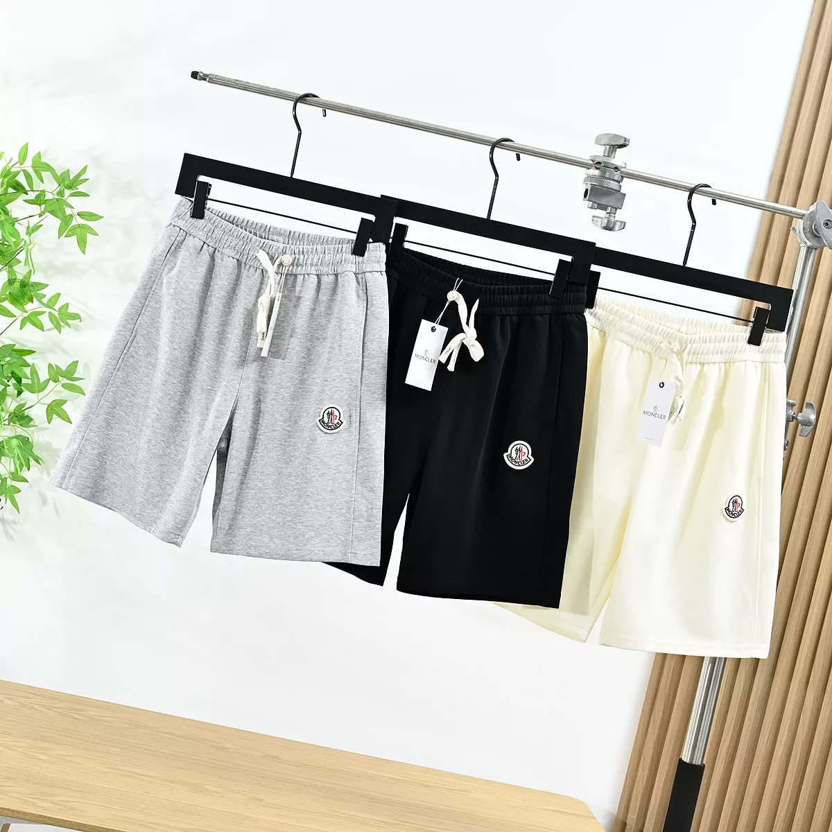 몽클레어 클래식 자수 포인트 남성 쇼츠 상세 이미지 5