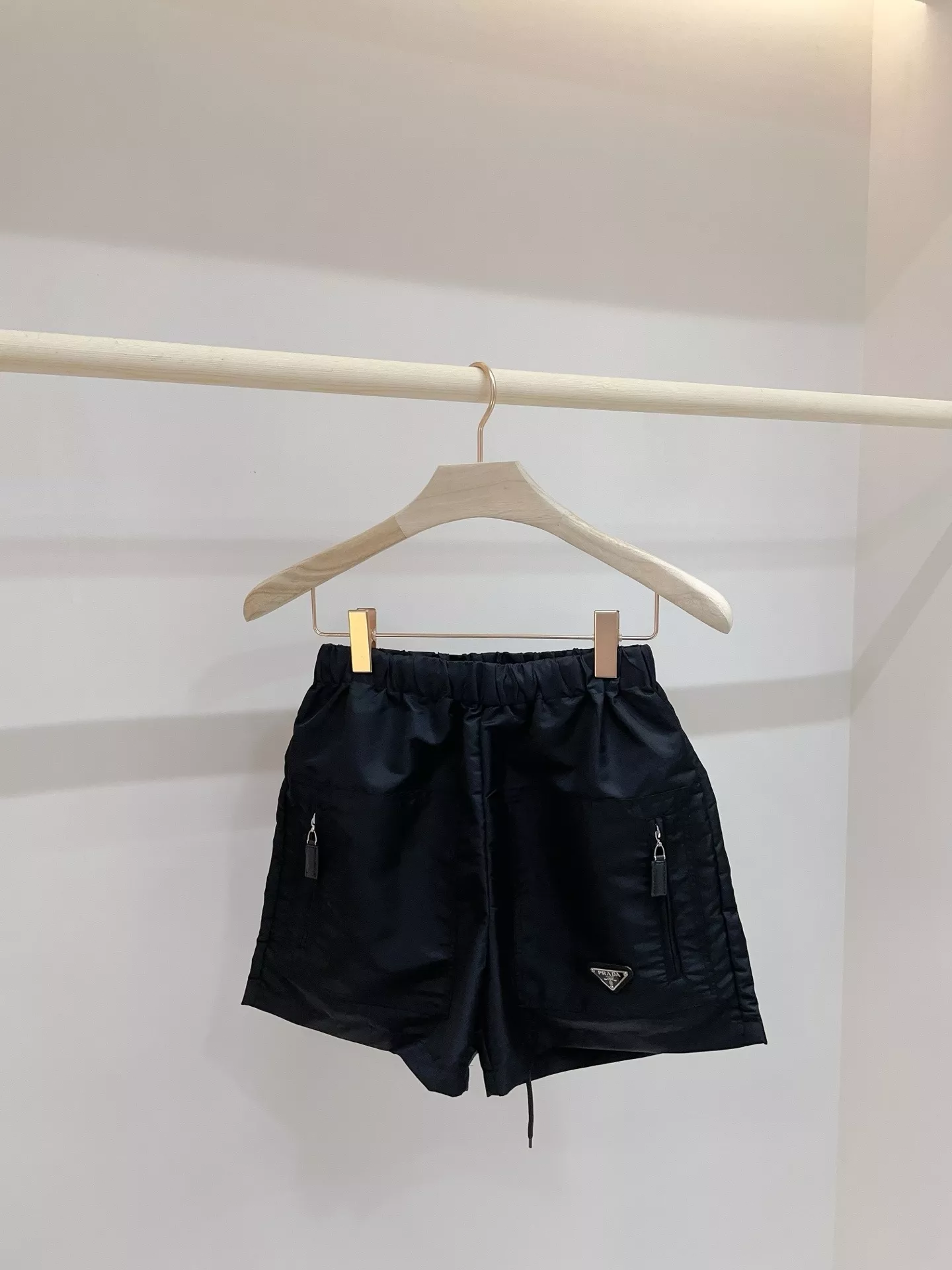 프라다 블랙 나일론 밴딩 쇼츠 상세 이미지 3