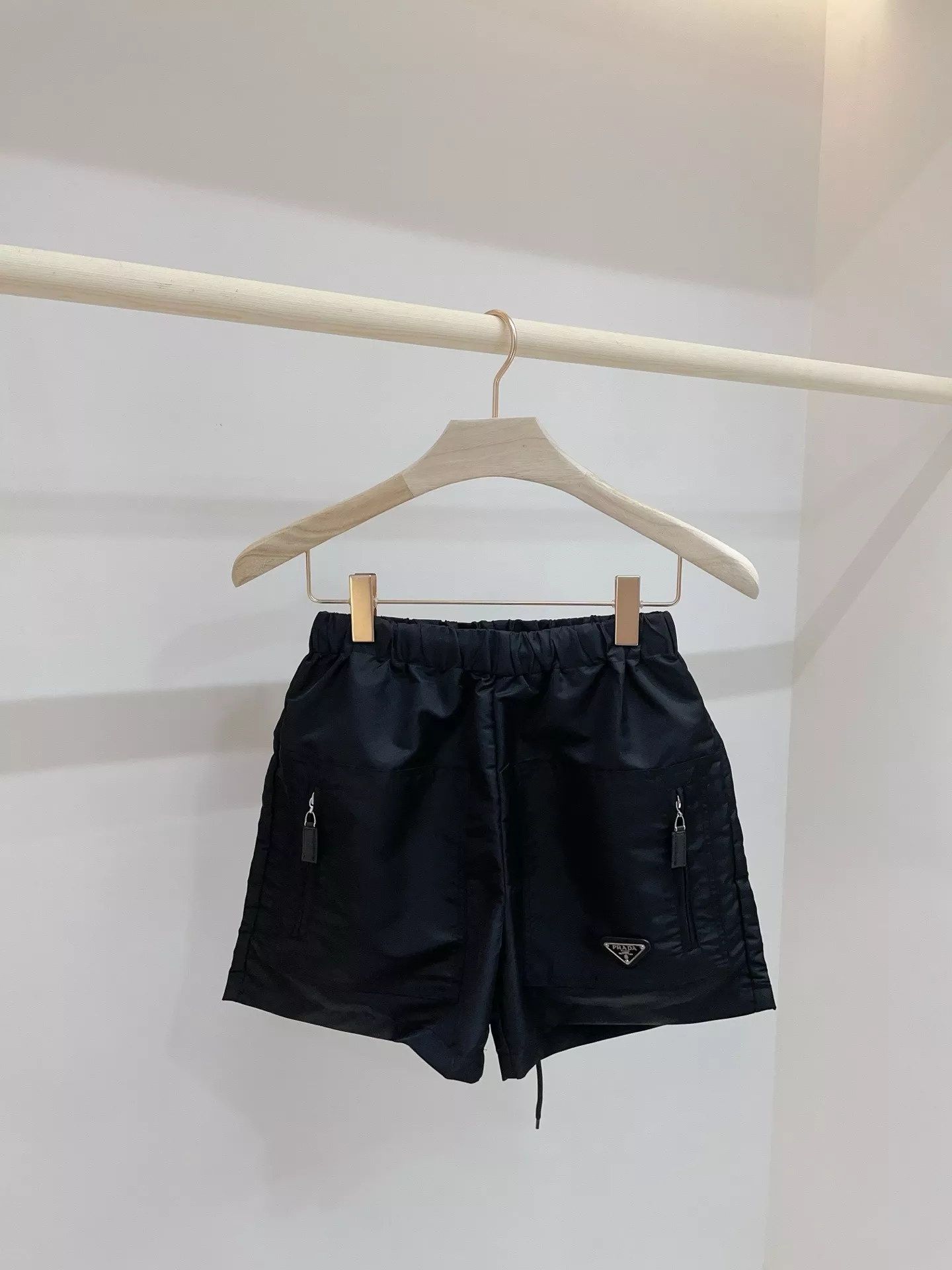 프라다 블랙 나일론 밴딩 쇼츠 상세 이미지 1