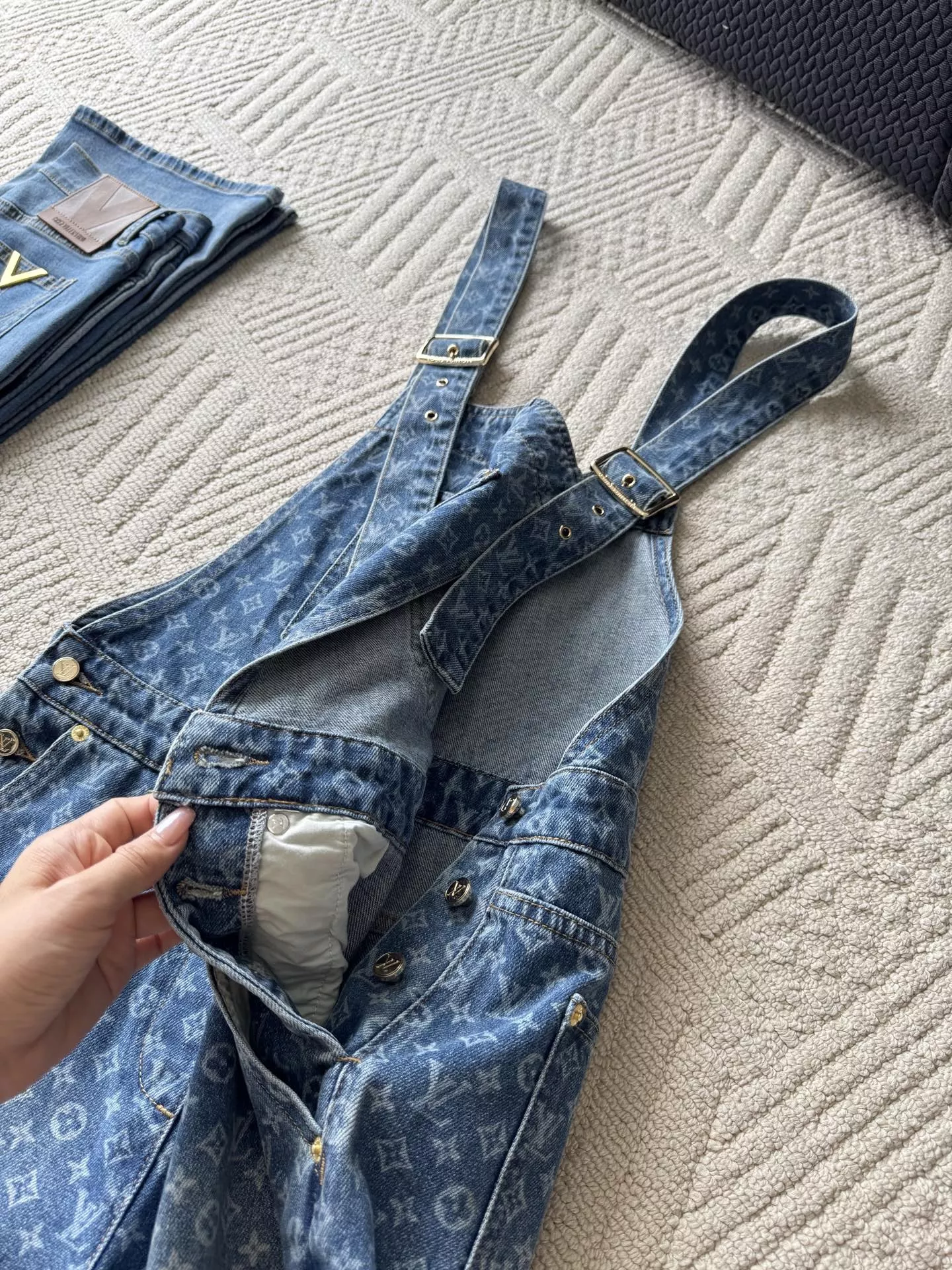 루이비통 모노그램 데님 오버롤 쇼츠 상세 이미지 27